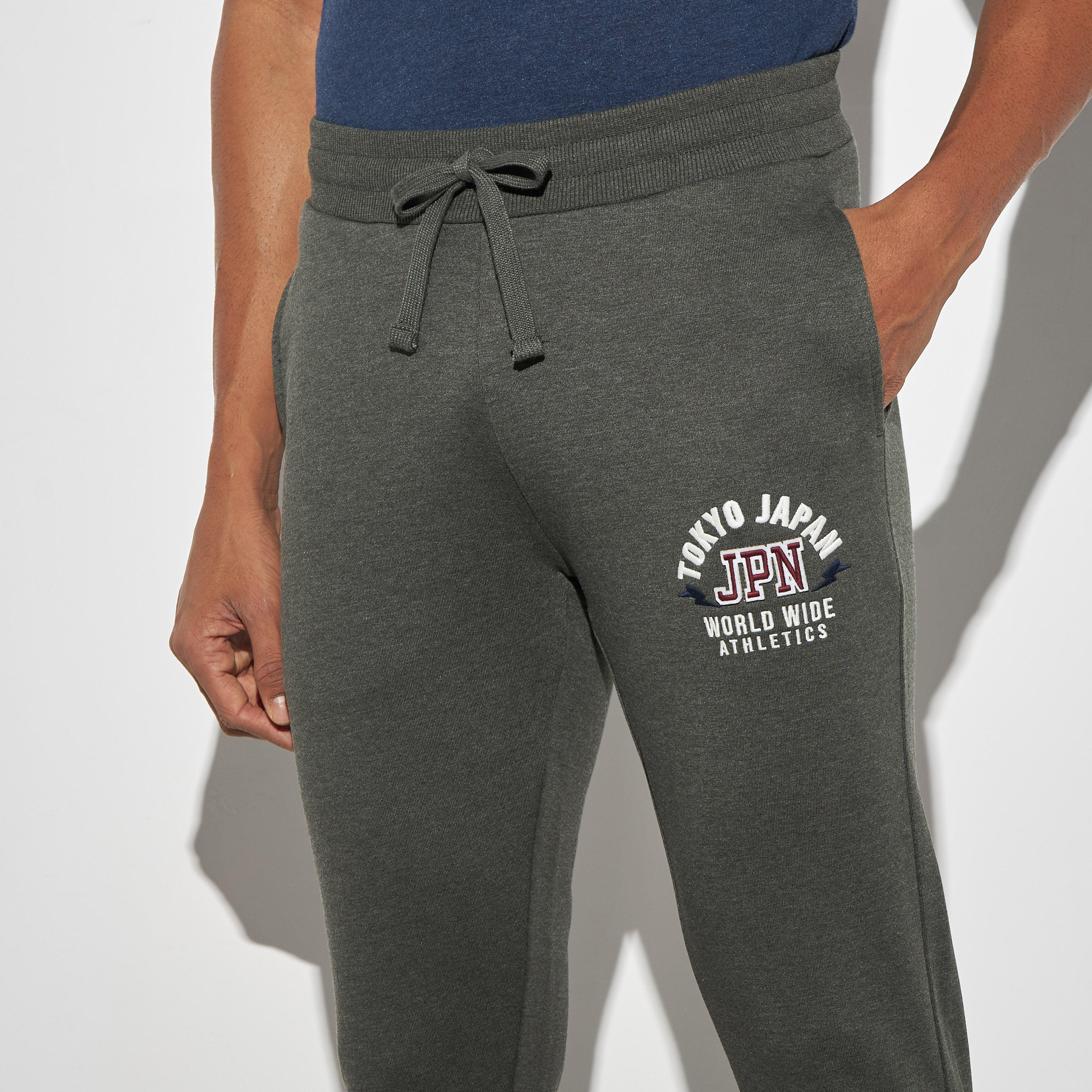 بنطلون بيجاما مطرّز برباط إغلاق وجيوب-men-clothing-nightwear-pyjamaandshorts-image-1