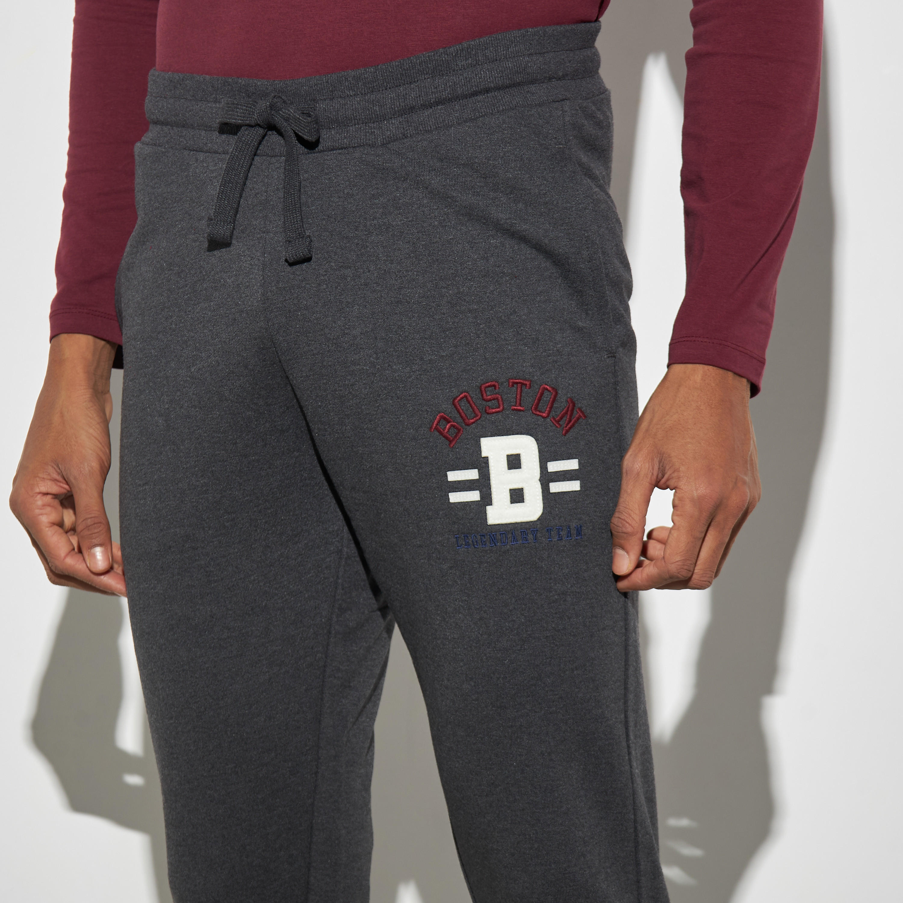 بنطلون بيجاما مطرّزة برباط إغلاق وجيوب-men-clothing-nightwear-pyjamaandshorts-image-1