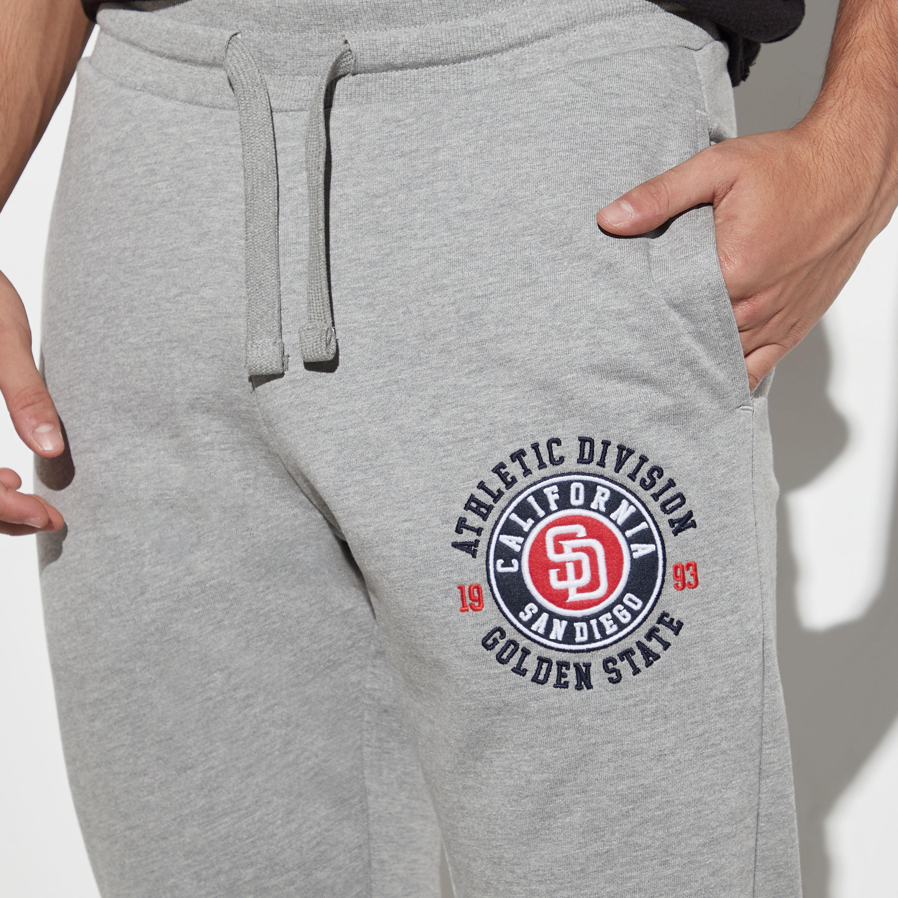 بنطلون بيجاما مطرّز برباط إغلاق وجيوب-men-clothing-nightwear-pyjamaandshorts-image-1