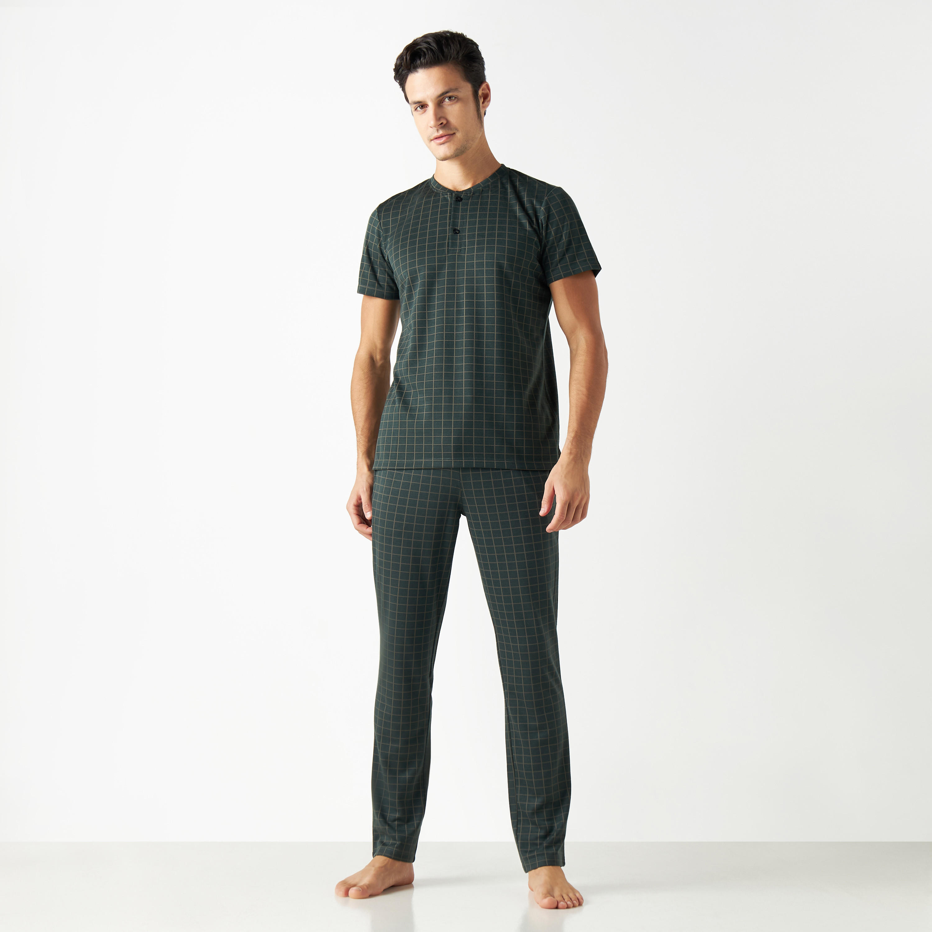 طقم بنطلون بيجاما وتيشيرت مربعات بياقة هينلي-men-clothing-nightwear-sets-image-5
