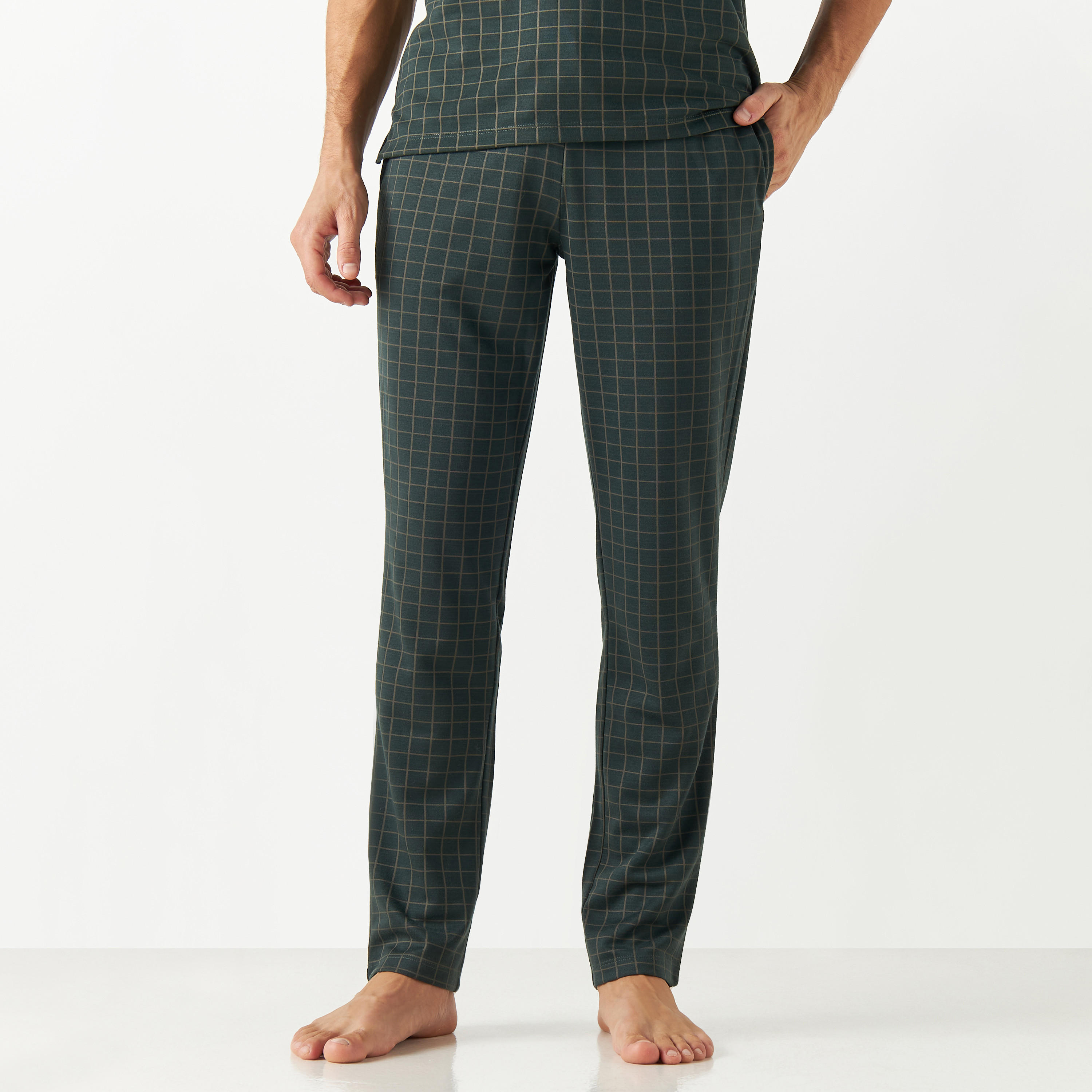 طقم بنطلون بيجاما وتيشيرت مربعات بياقة هينلي-men-clothing-nightwear-sets-image-3