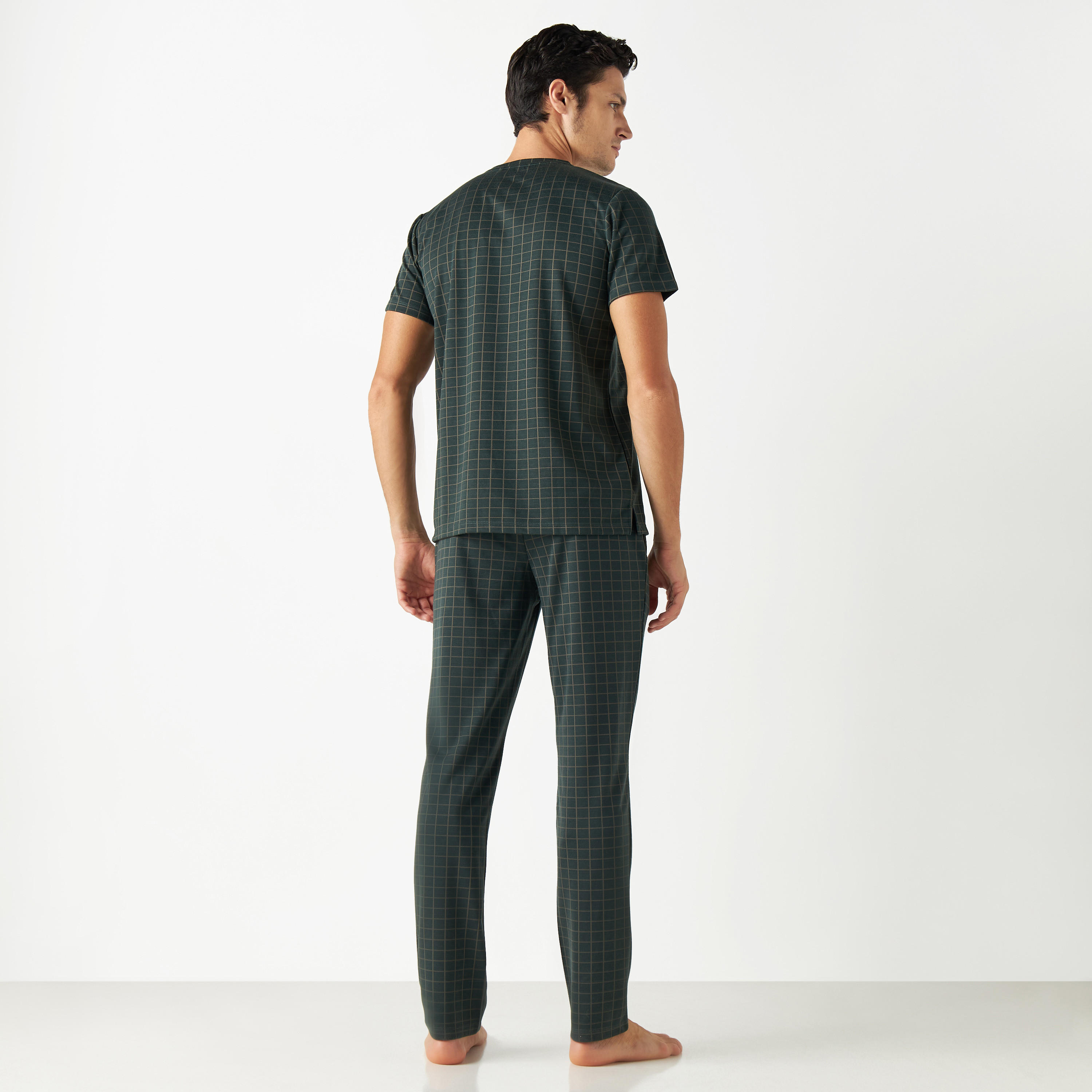 طقم بنطلون بيجاما وتيشيرت مربعات بياقة هينلي-men-clothing-nightwear-sets-image-2