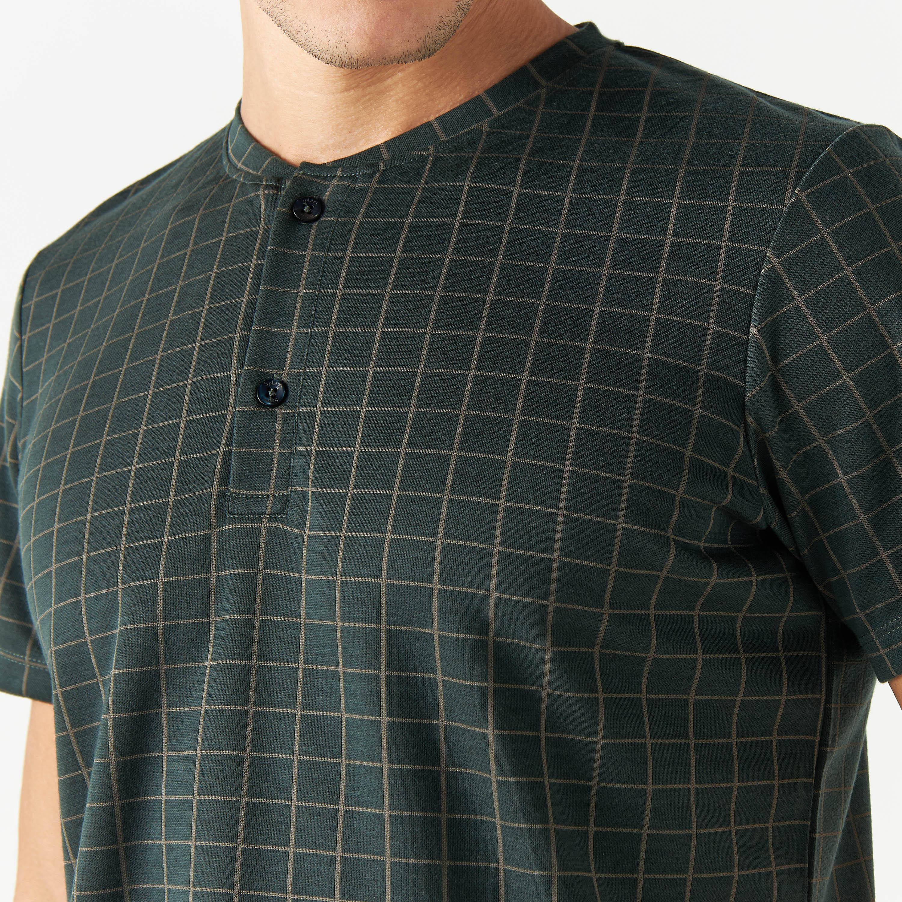 طقم بنطلون بيجاما وتيشيرت مربعات بياقة هينلي-men-clothing-nightwear-sets-image-1
