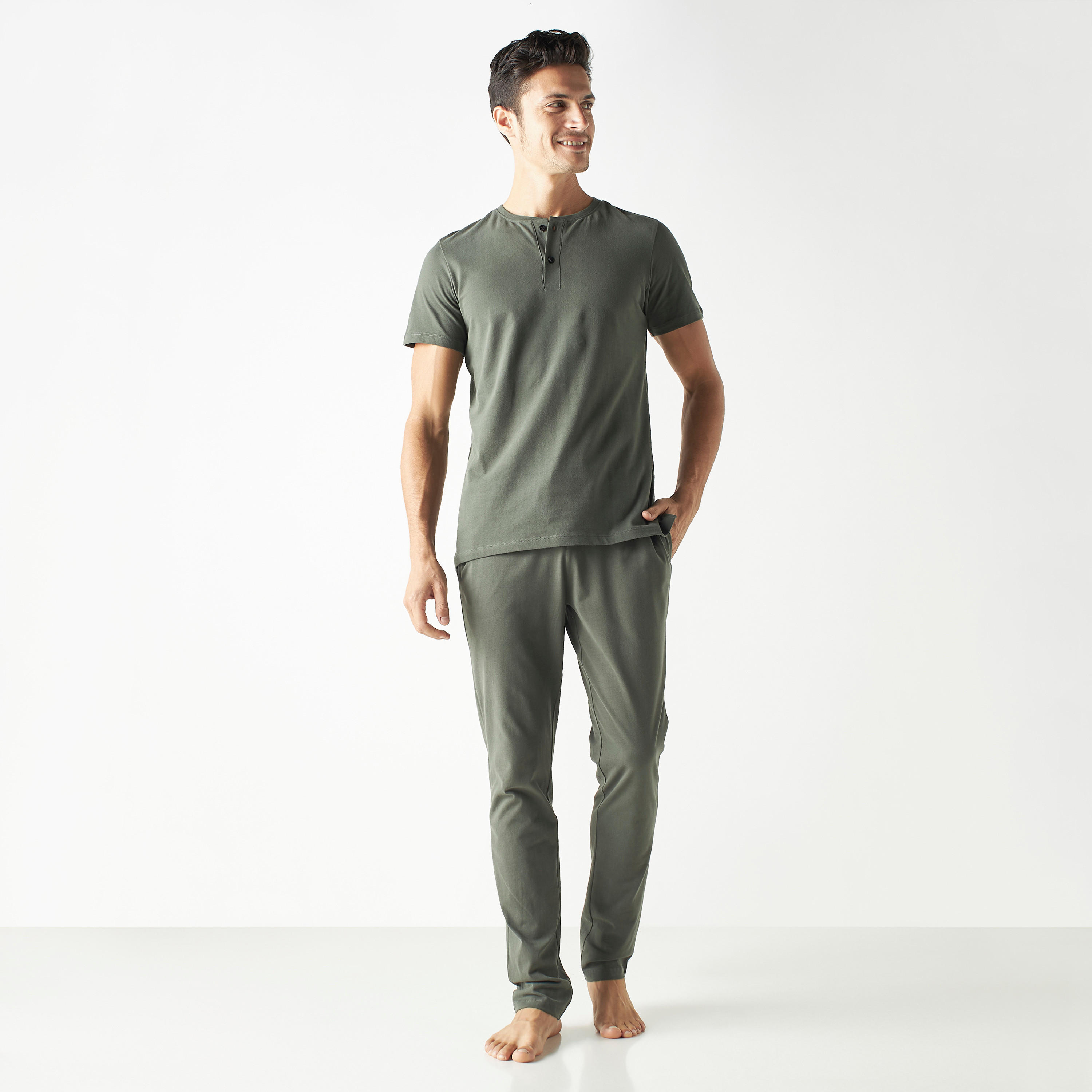 طقم بنطلون بيجاما وتيشيرت سادة وياقة هينلي-men-clothing-nightwear-sets-image-5