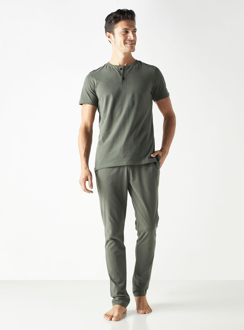 طقم بنطلون بيجاما وتيشيرت سادة وياقة هينلي-men-clothing-nightwear-sets-image-5