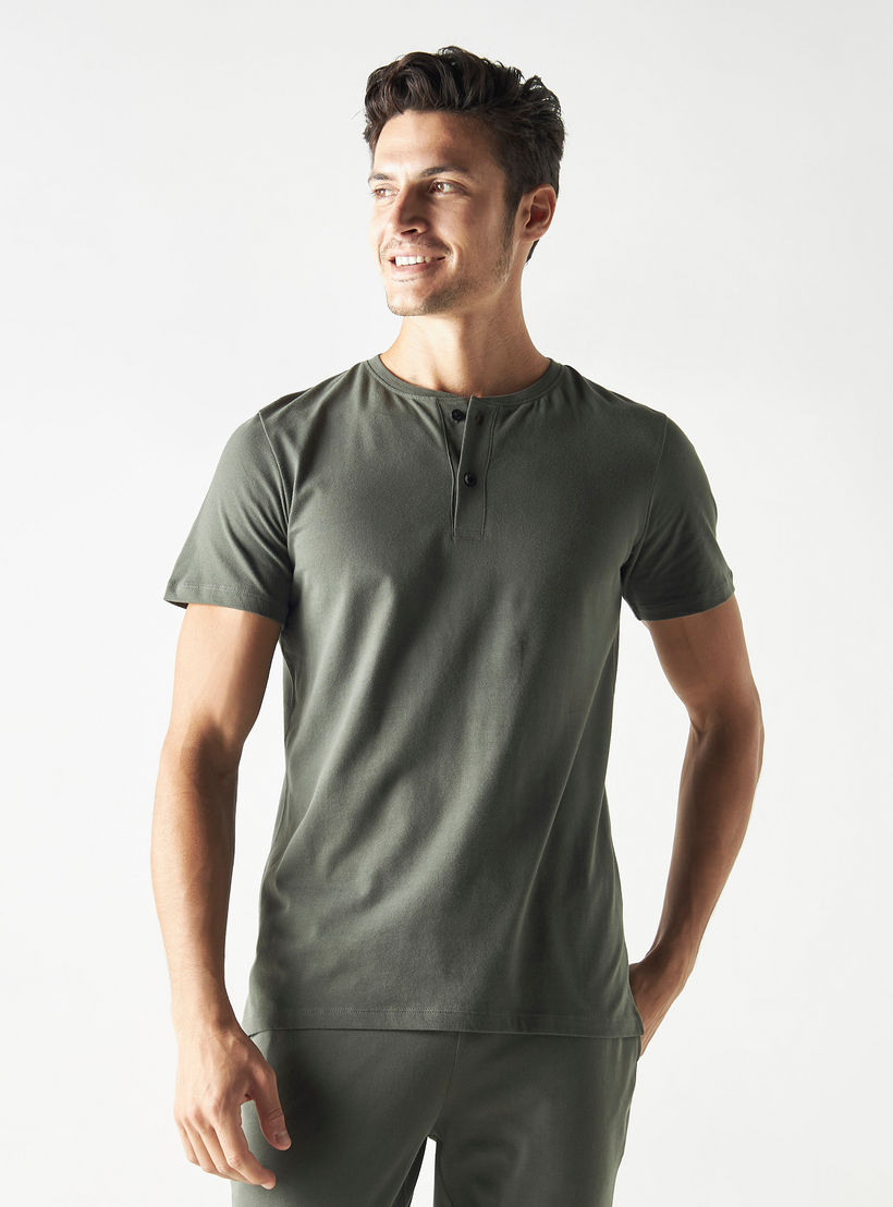 طقم بنطلون بيجاما وتيشيرت سادة وياقة هينلي-men-clothing-nightwear-sets-image-4