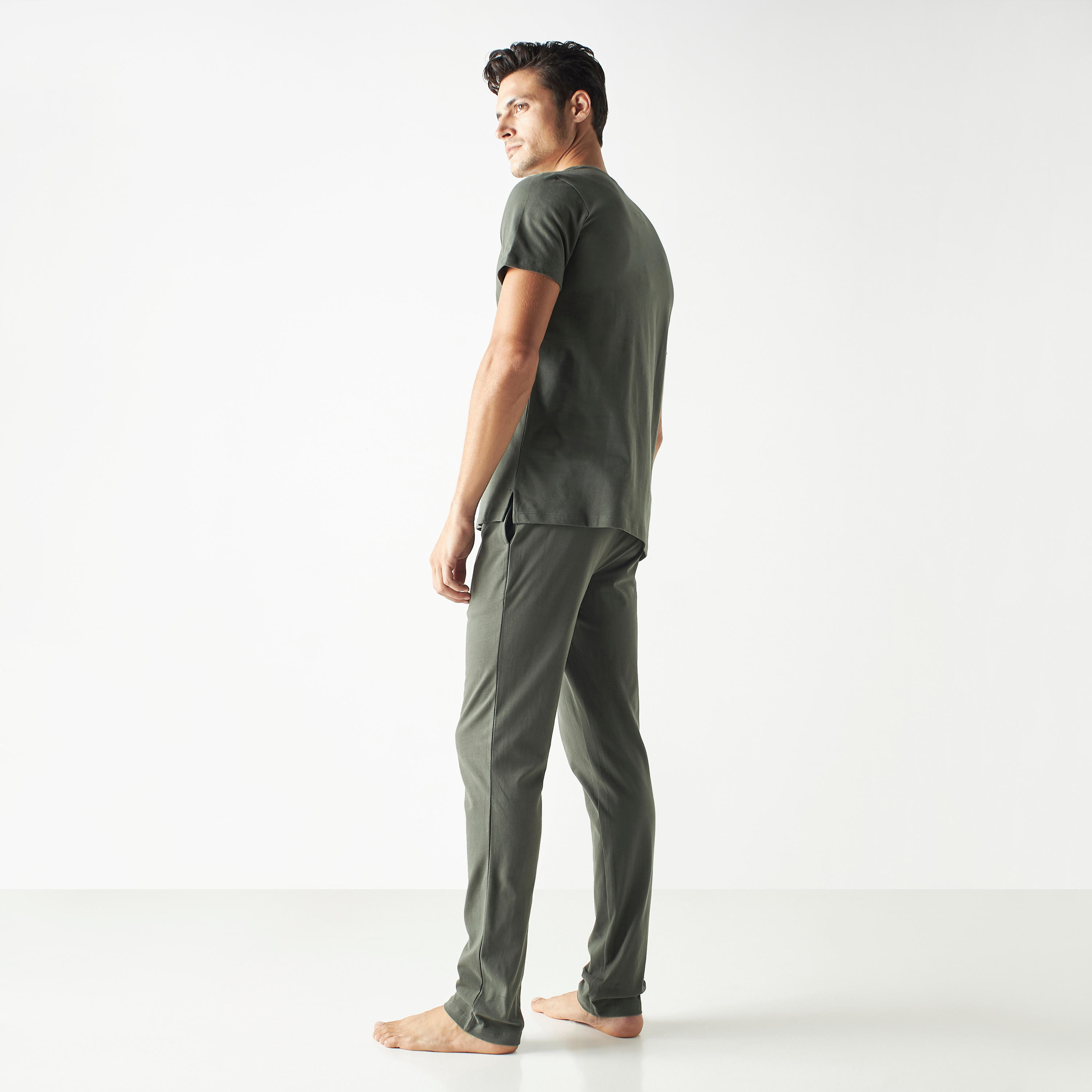 طقم بنطلون بيجاما وتيشيرت سادة وياقة هينلي-men-clothing-nightwear-sets-image-3