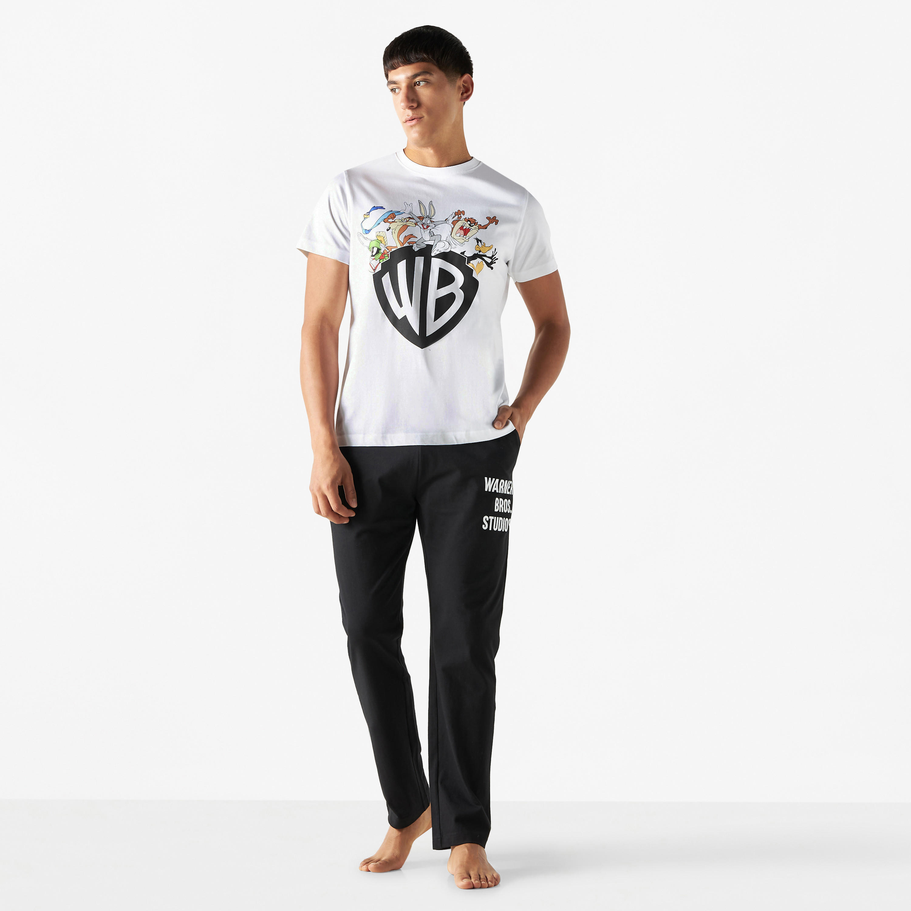 طقم بنطلون بيجاما وتيشيرت بياقة ضيقة وطبعات لوني تيونز-men-clothing-nightwear-sets-image-1