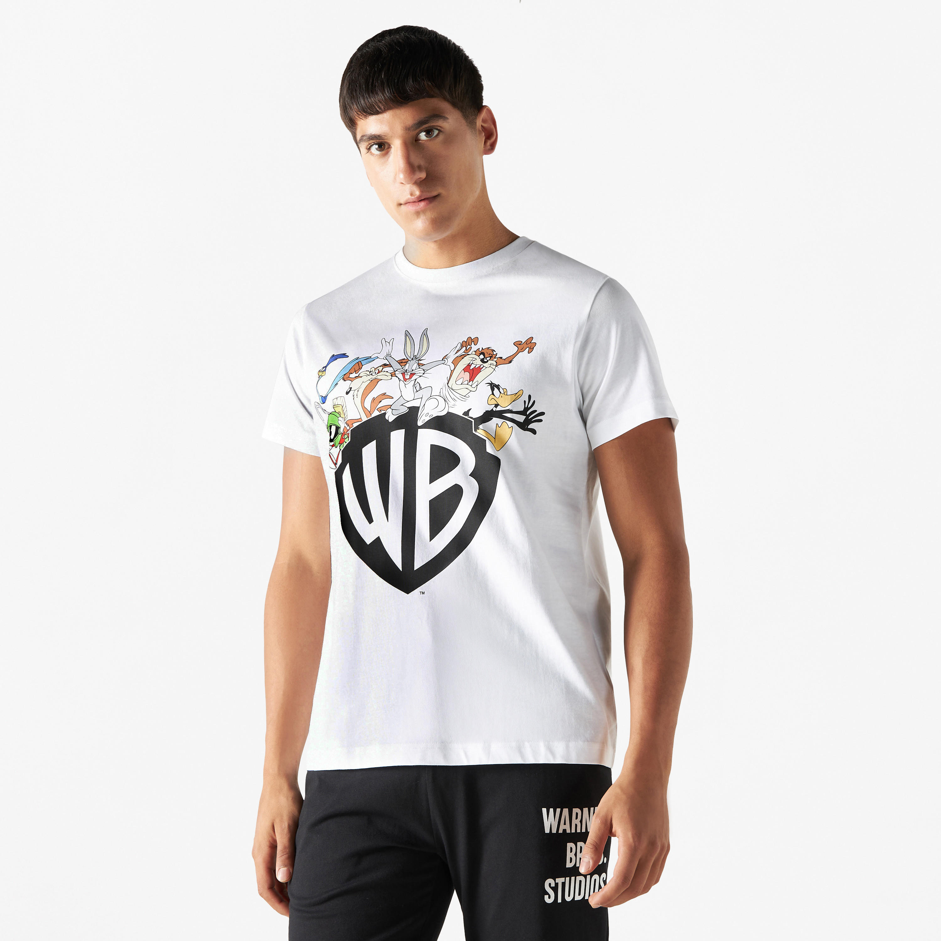 طقم بنطلون بيجاما وتيشيرت بياقة ضيقة وطبعات لوني تيونز-men-clothing-nightwear-sets-image-2