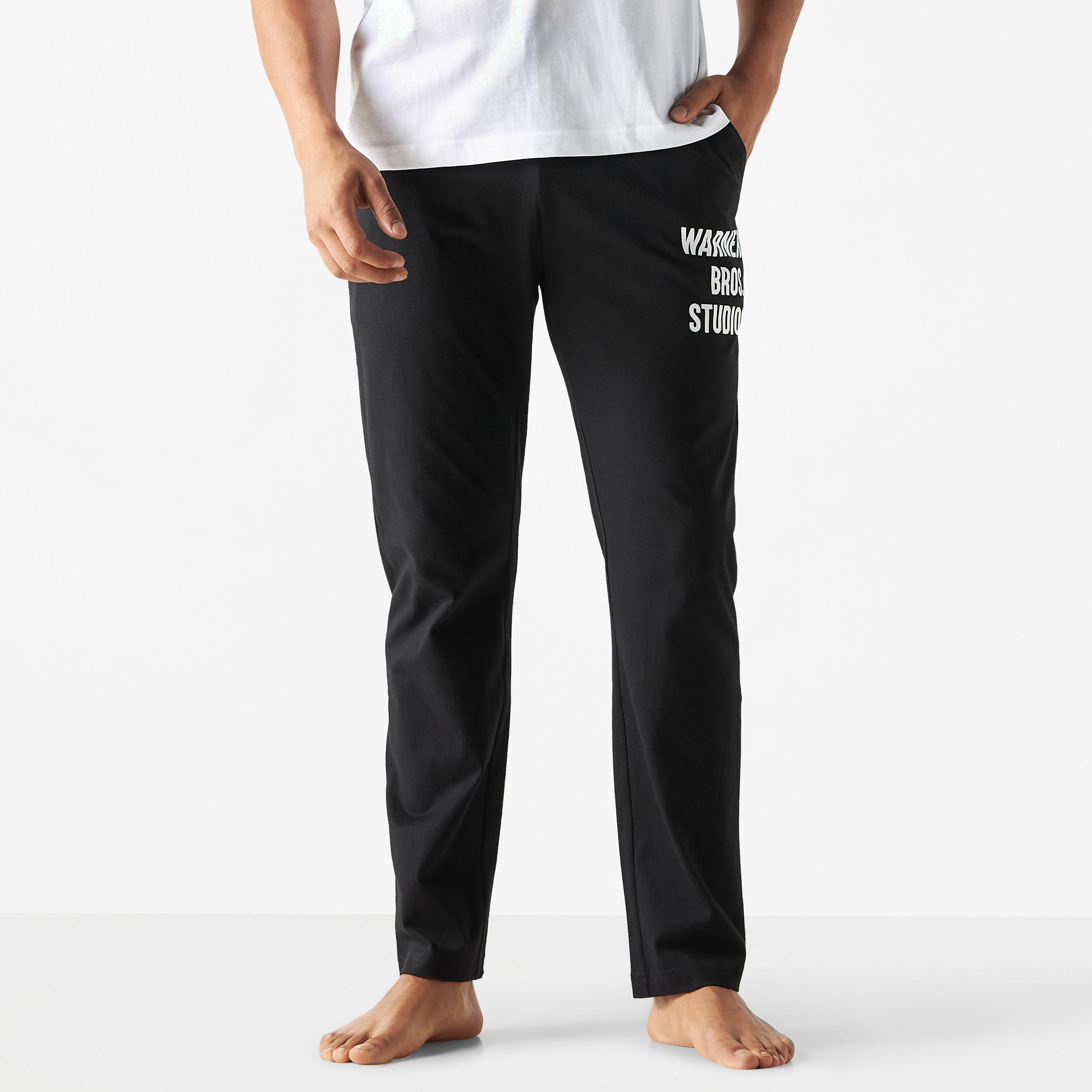 طقم بنطلون بيجاما وتيشيرت بياقة ضيقة وطبعات لوني تيونز-men-clothing-nightwear-sets-image-3