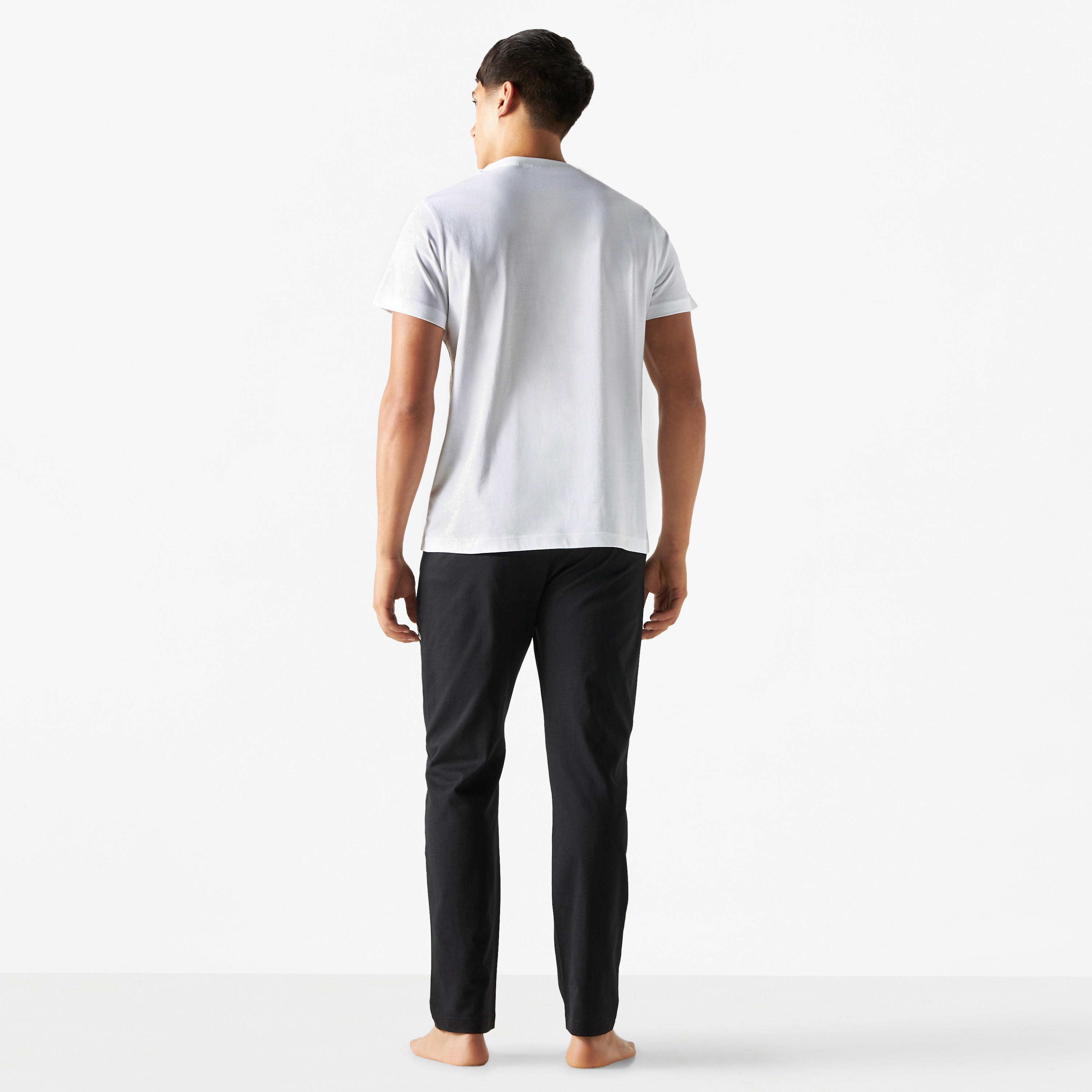 طقم بنطلون بيجاما وتيشيرت بياقة ضيقة وطبعات لوني تيونز-men-clothing-nightwear-sets-image-4