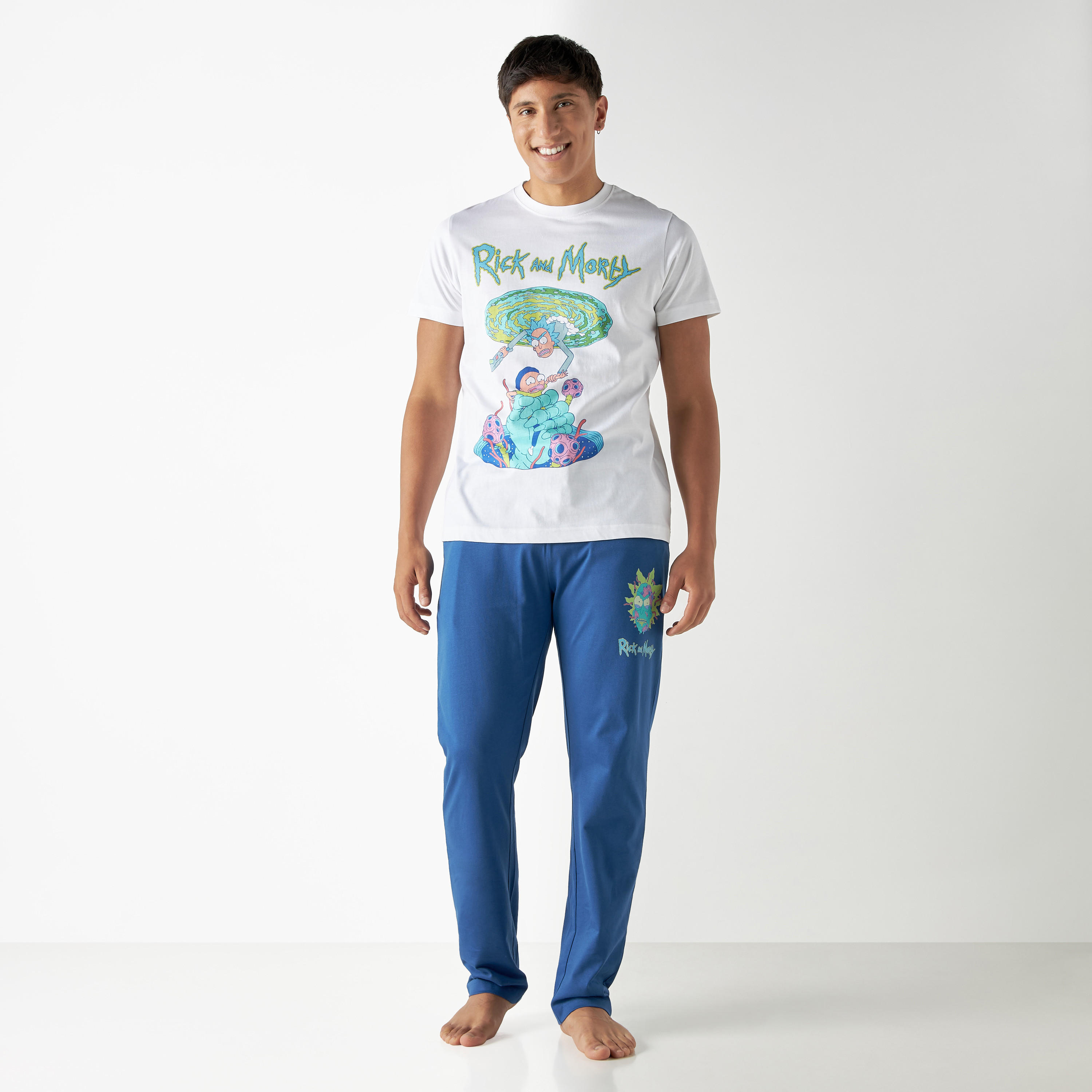 طقم بنطلون بيجاما وتيشيرت بياقة ضيقة وطبعات ريك أند مورتي-men-clothing-nightwear-sets-image-1