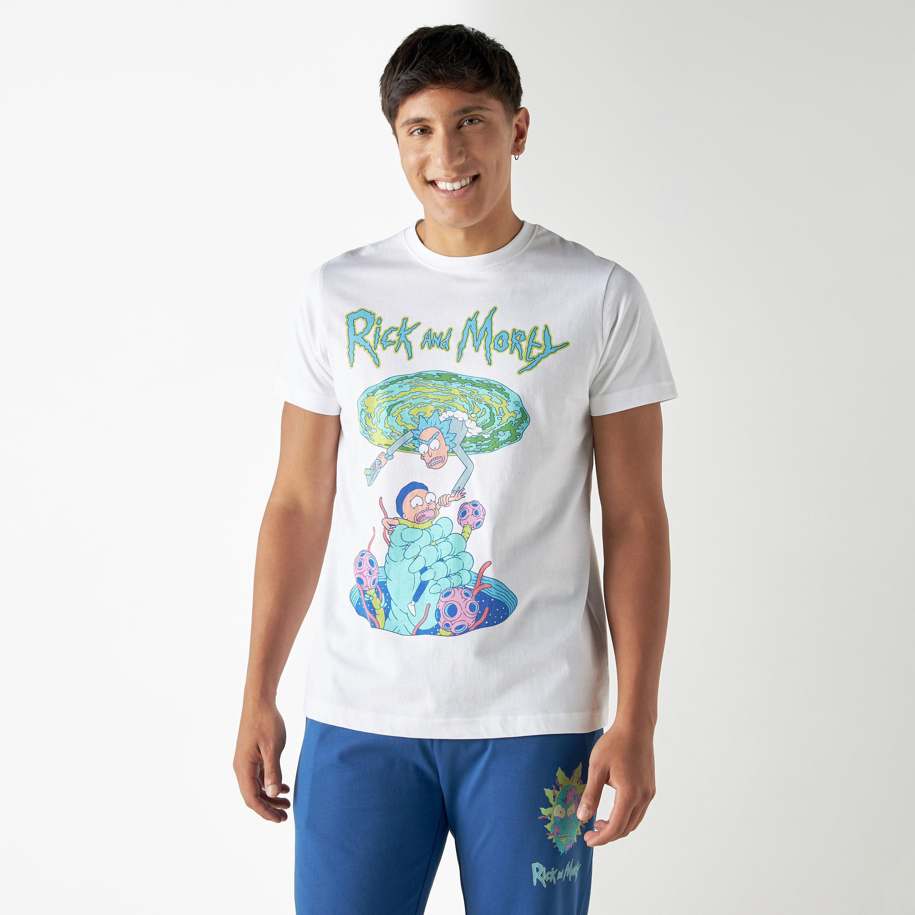 طقم بنطلون بيجاما وتيشيرت بياقة ضيقة وطبعات ريك أند مورتي-men-clothing-nightwear-sets-image-2