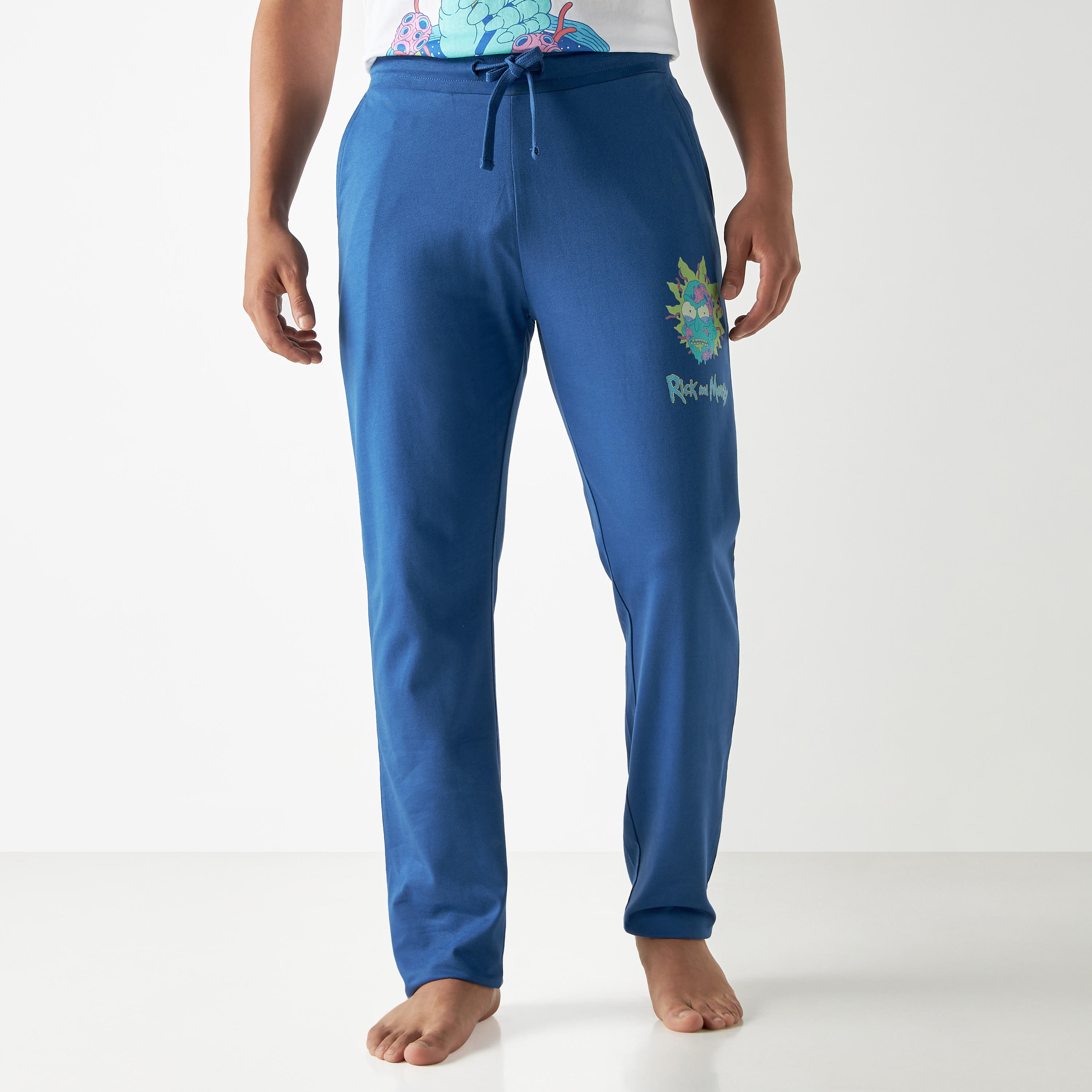 طقم بنطلون بيجاما وتيشيرت بياقة ضيقة وطبعات ريك أند مورتي-men-clothing-nightwear-sets-image-3