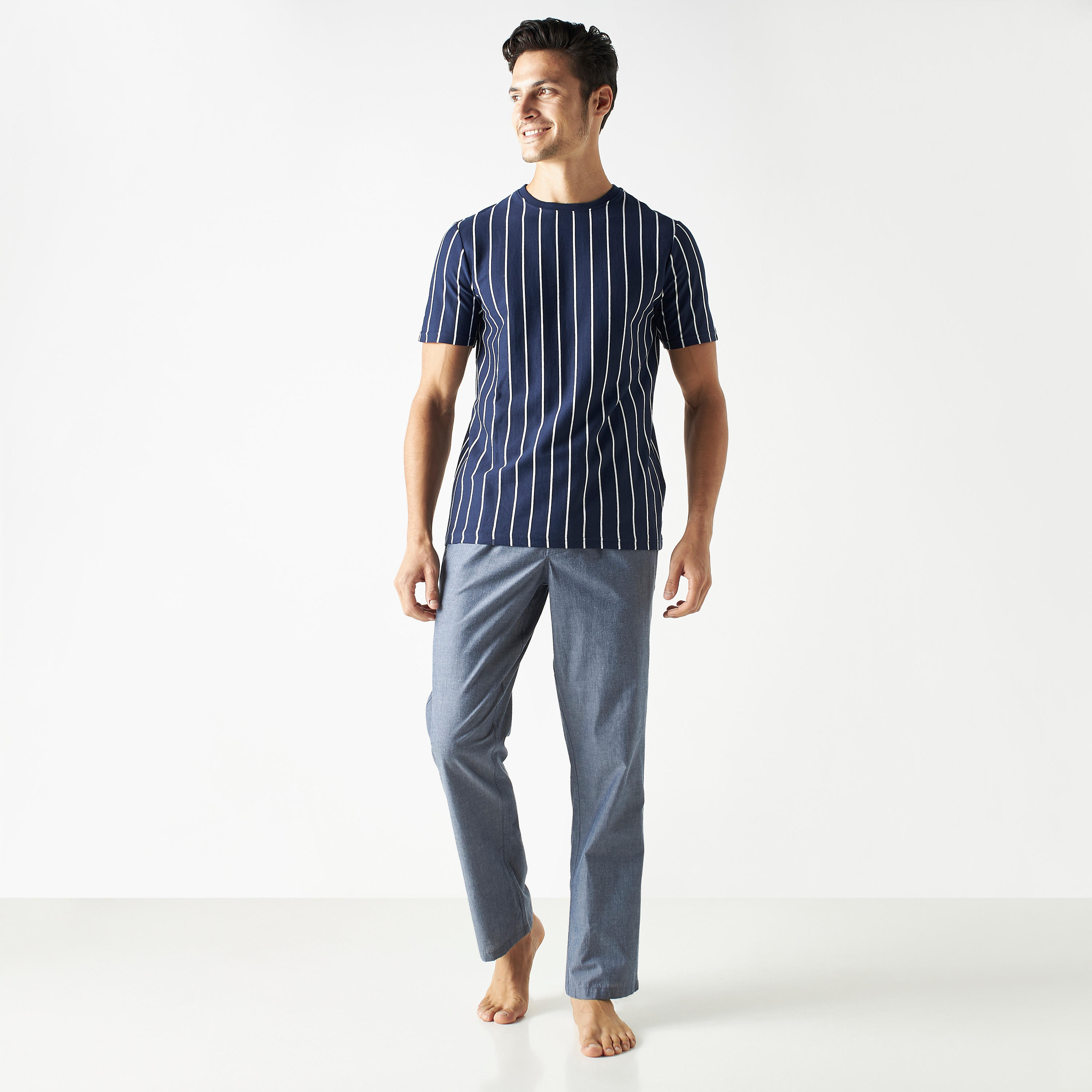 طقم بنطلون بيجاما وتيشيرت مقلّم بياقة ضيقة-men-clothing-nightwear-sets-image-1