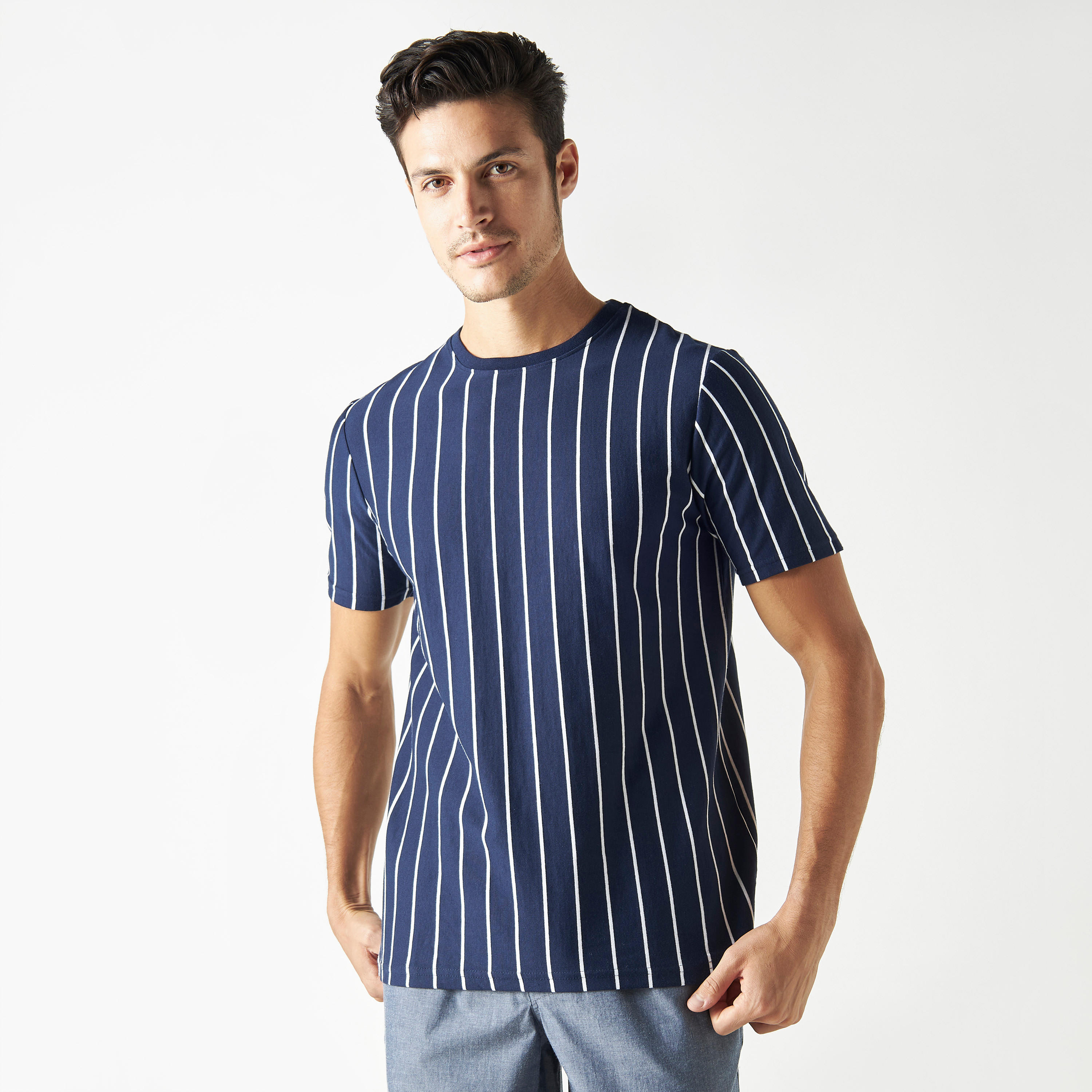 طقم بنطلون بيجاما وتيشيرت مقلّم بياقة ضيقة-men-clothing-nightwear-sets-image-2