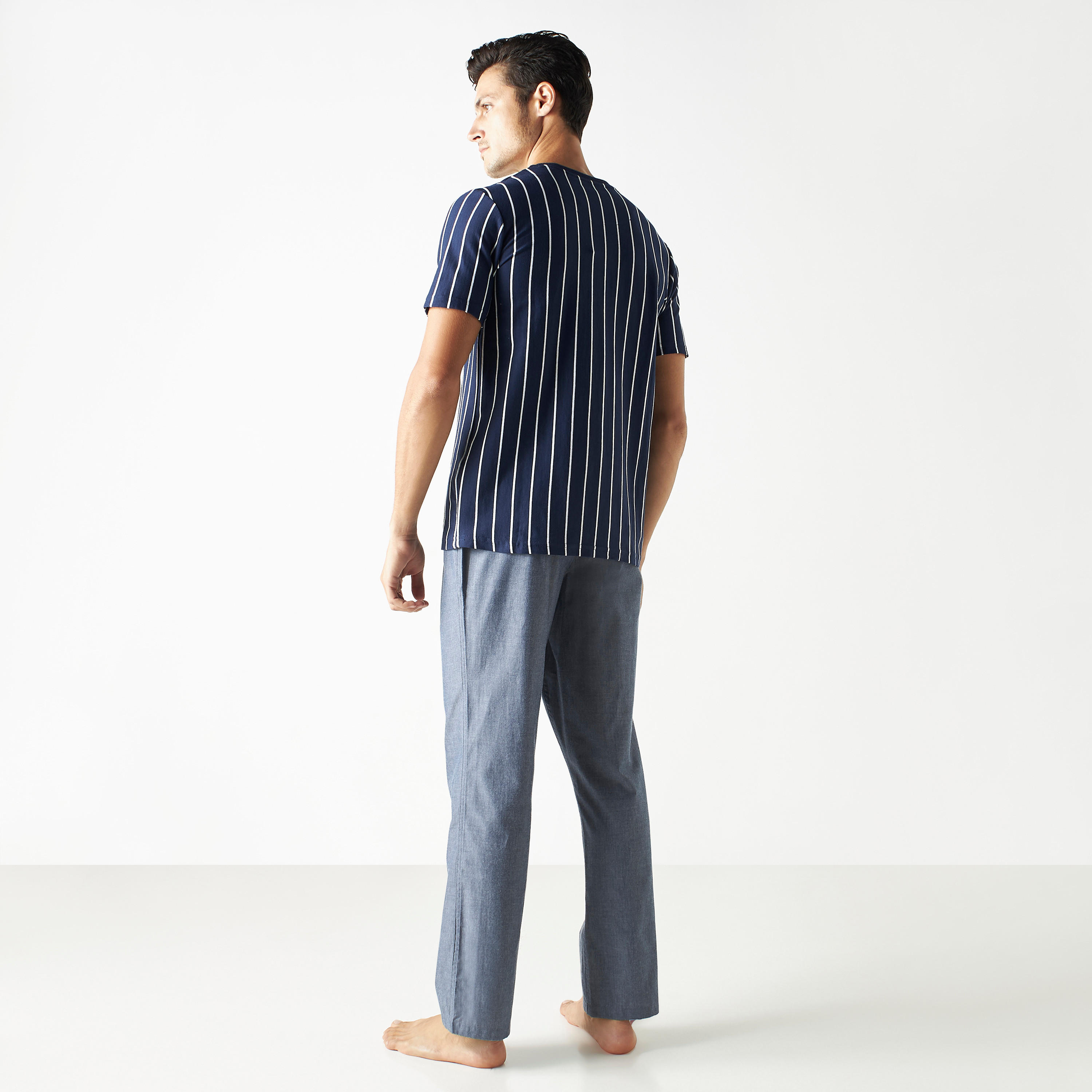 طقم بنطلون بيجاما وتيشيرت مقلّم بياقة ضيقة-men-clothing-nightwear-sets-image-3