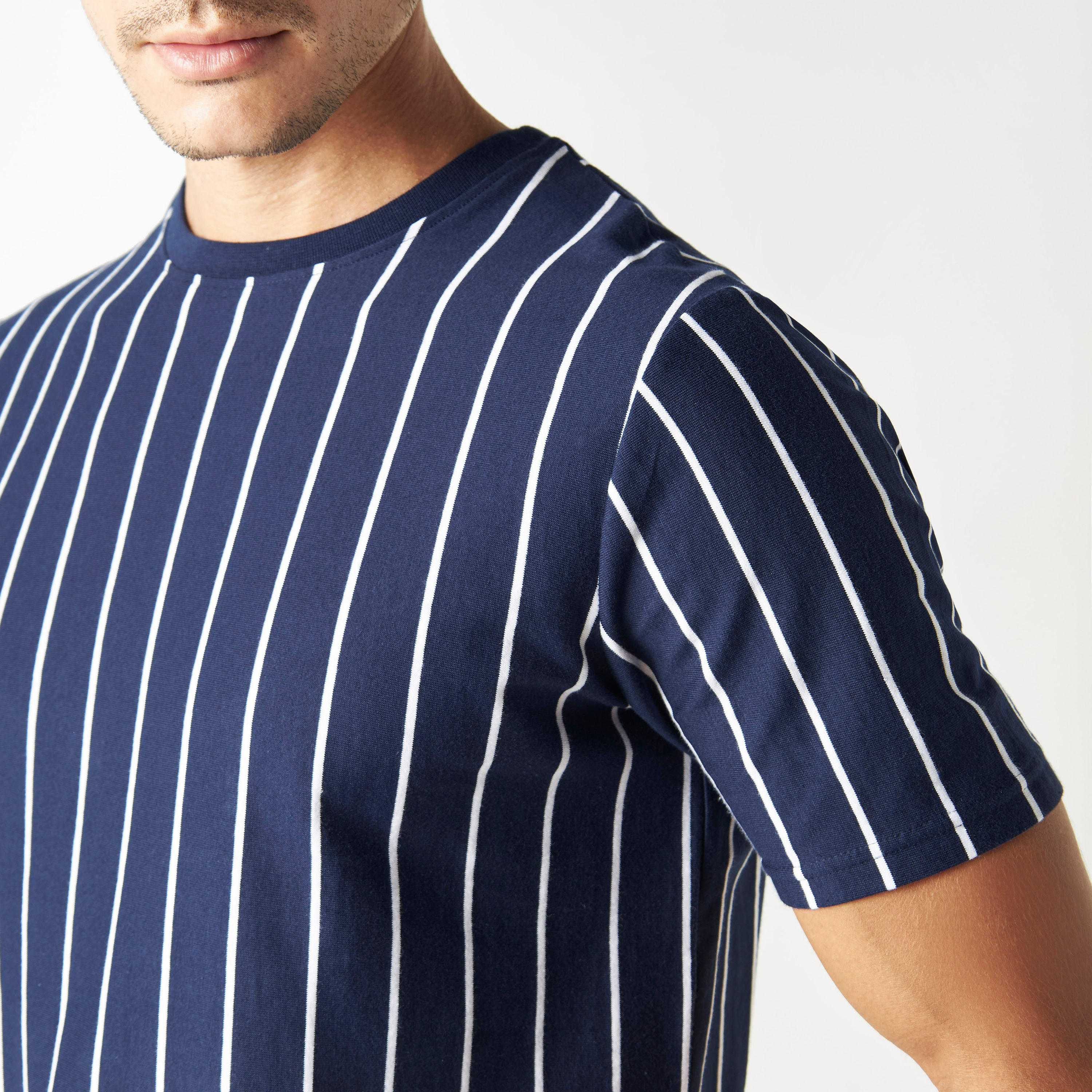 طقم بنطلون بيجاما وتيشيرت مقلّم بياقة ضيقة-men-clothing-nightwear-sets-image-6