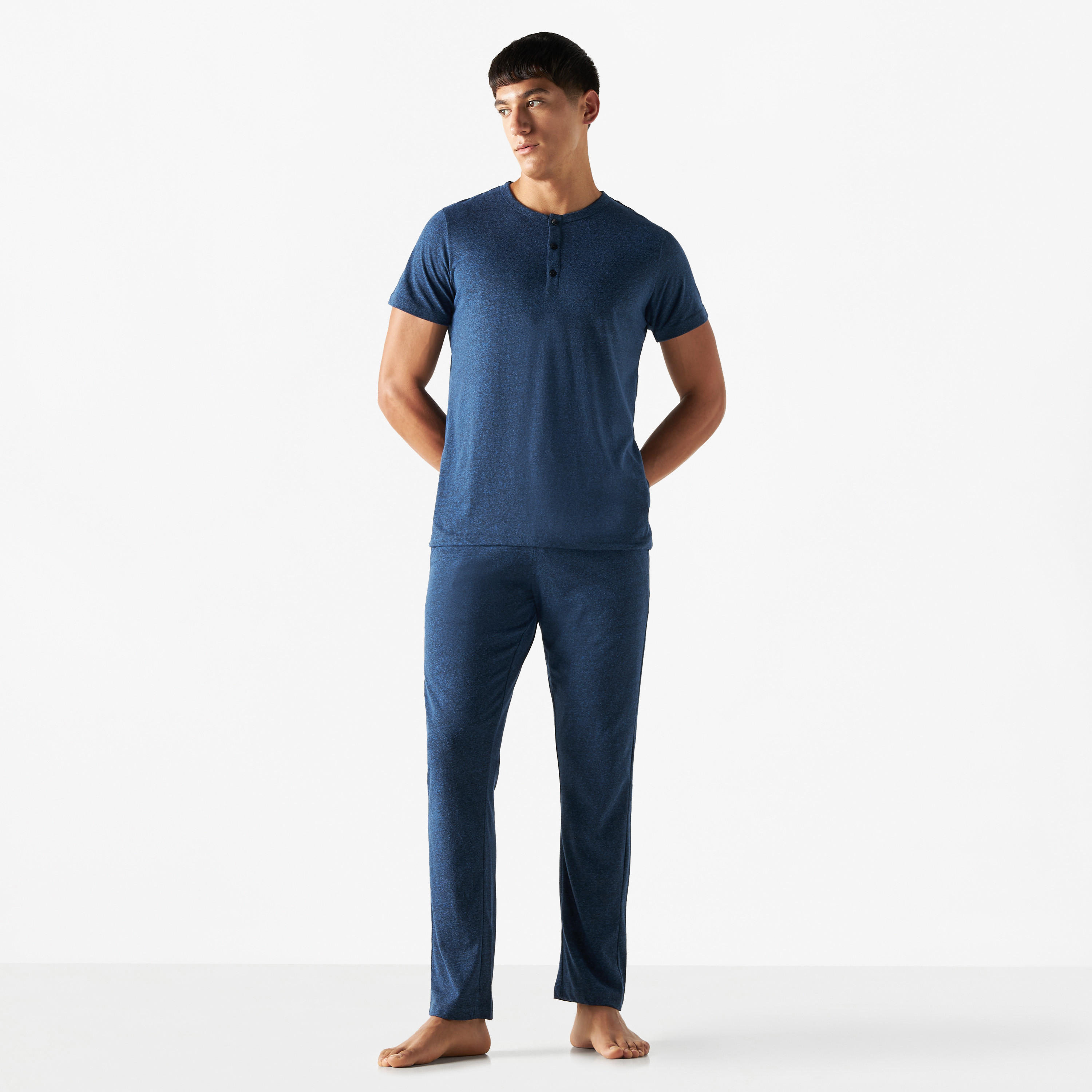 طقم بنطلون بيجاما وتيشيرت بياقة هينلي-men-clothing-nightwear-sets-image-5