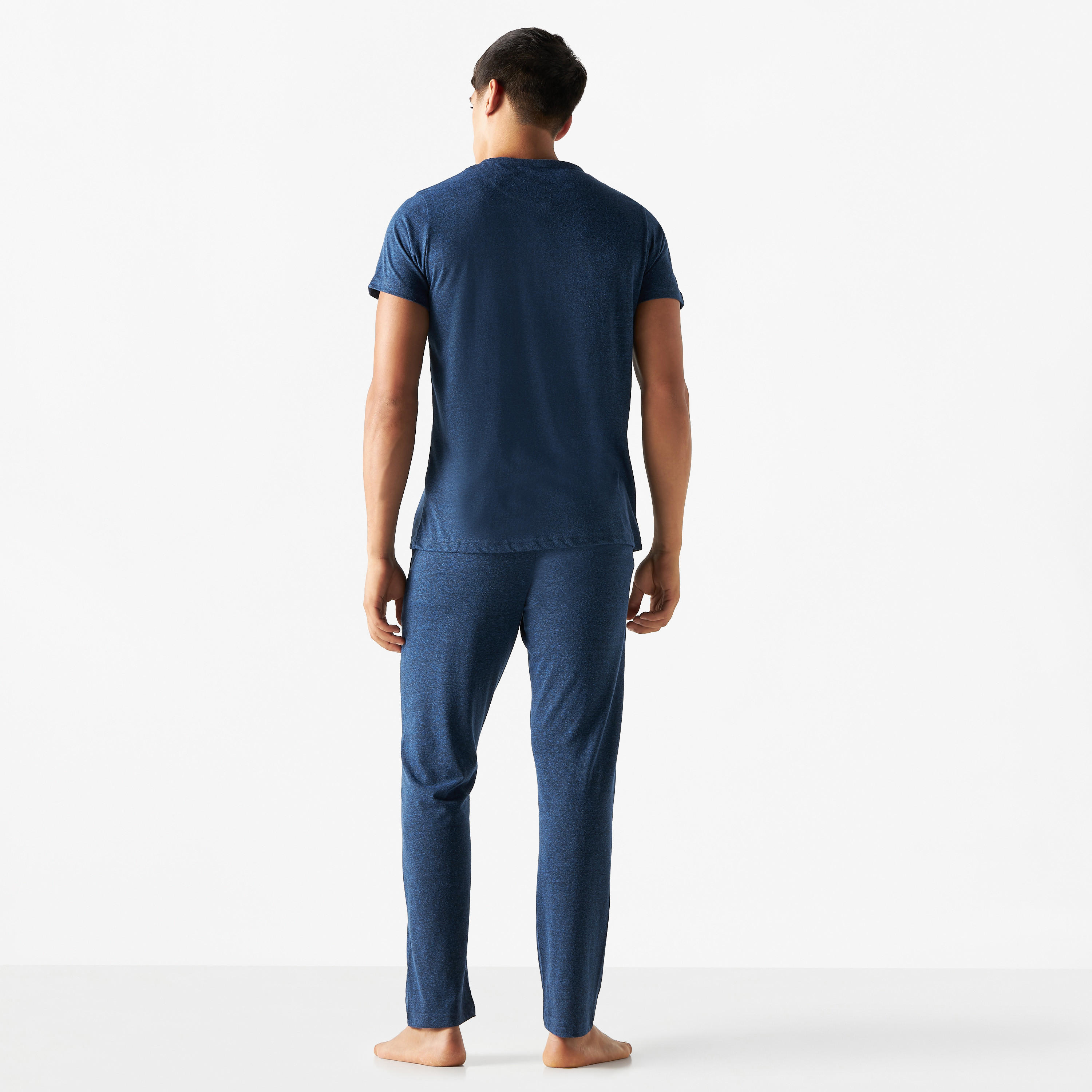 طقم بنطلون بيجاما وتيشيرت بياقة هينلي-men-clothing-nightwear-sets-image-2