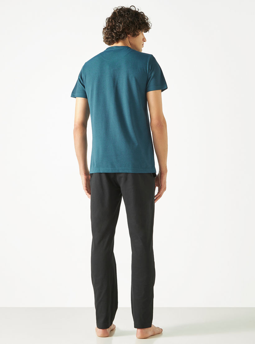 طقم بنطلون بيجاما وتيشيرت بياقة هينلي-men-clothing-nightwear-sets-image-2