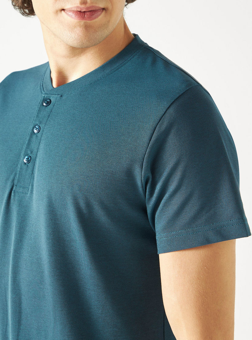طقم بنطلون بيجاما وتيشيرت بياقة هينلي-men-clothing-nightwear-sets-image-1