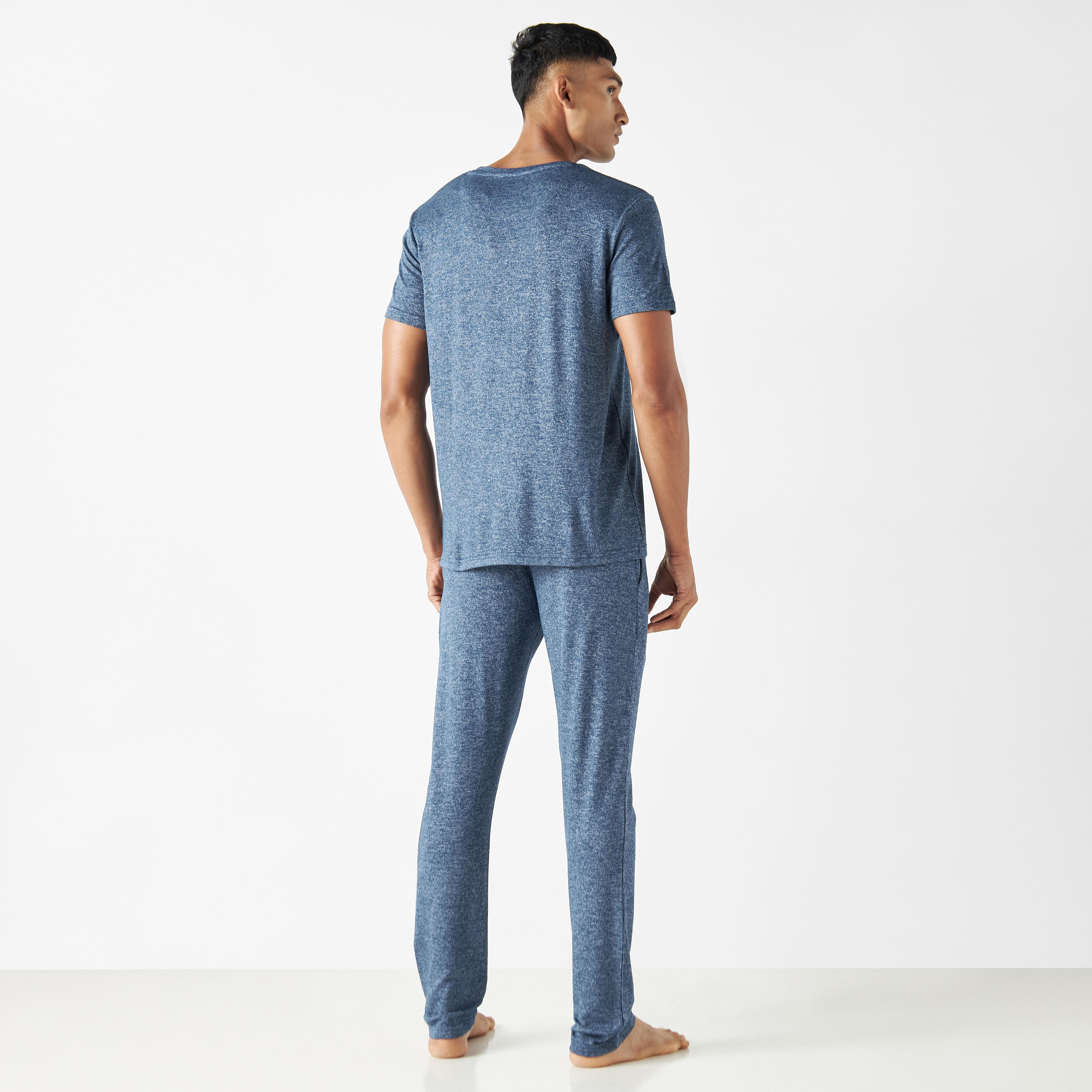 طقم بنطلون بيجاما وتيشيرت بارز الملمس بياقة ضيقة-men-clothing-nightwear-sets-image-2