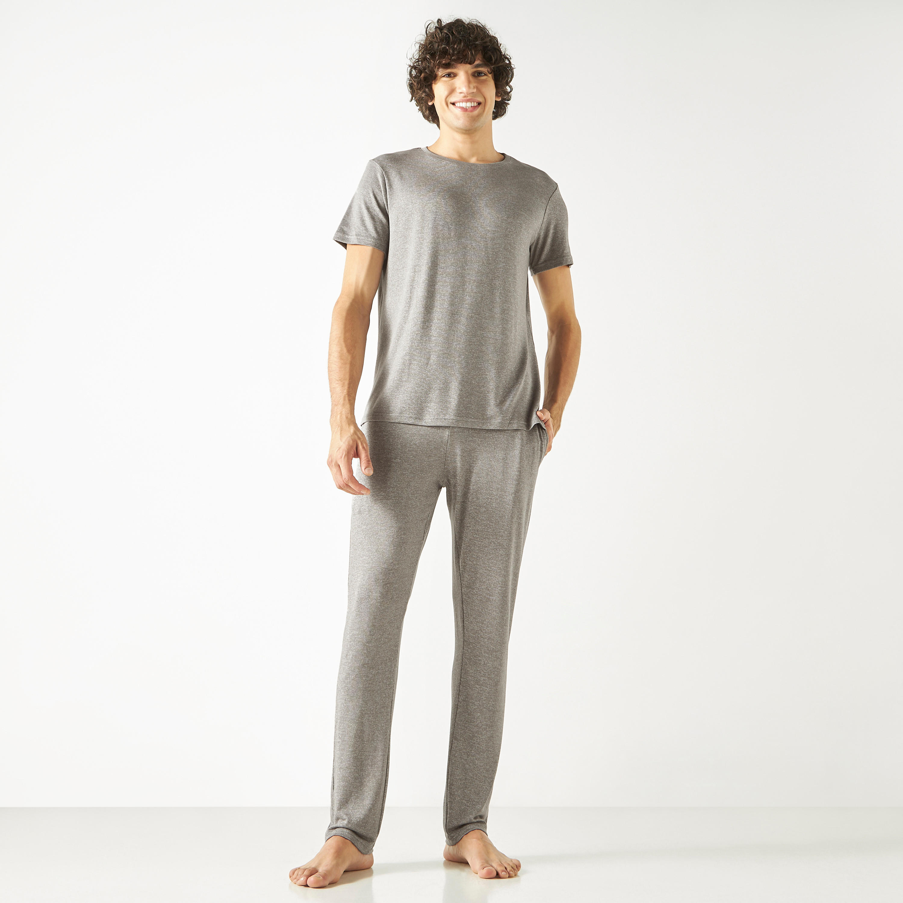 طقم بنطلون بيجاما وتيشيرت سادة بياقة ضيقة-men-clothing-nightwear-sets-image-5
