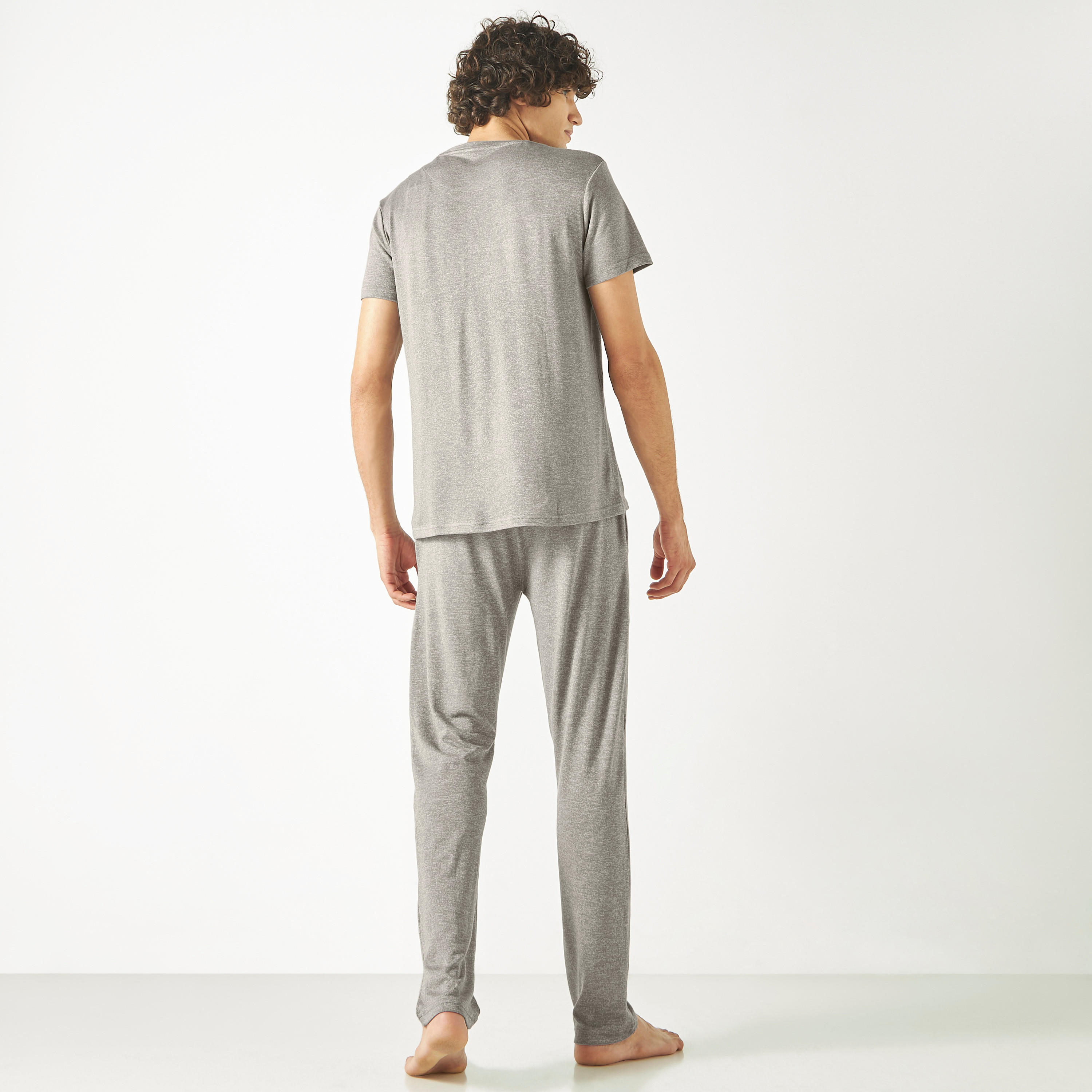 طقم بنطلون بيجاما وتيشيرت سادة بياقة ضيقة-men-clothing-nightwear-sets-image-2