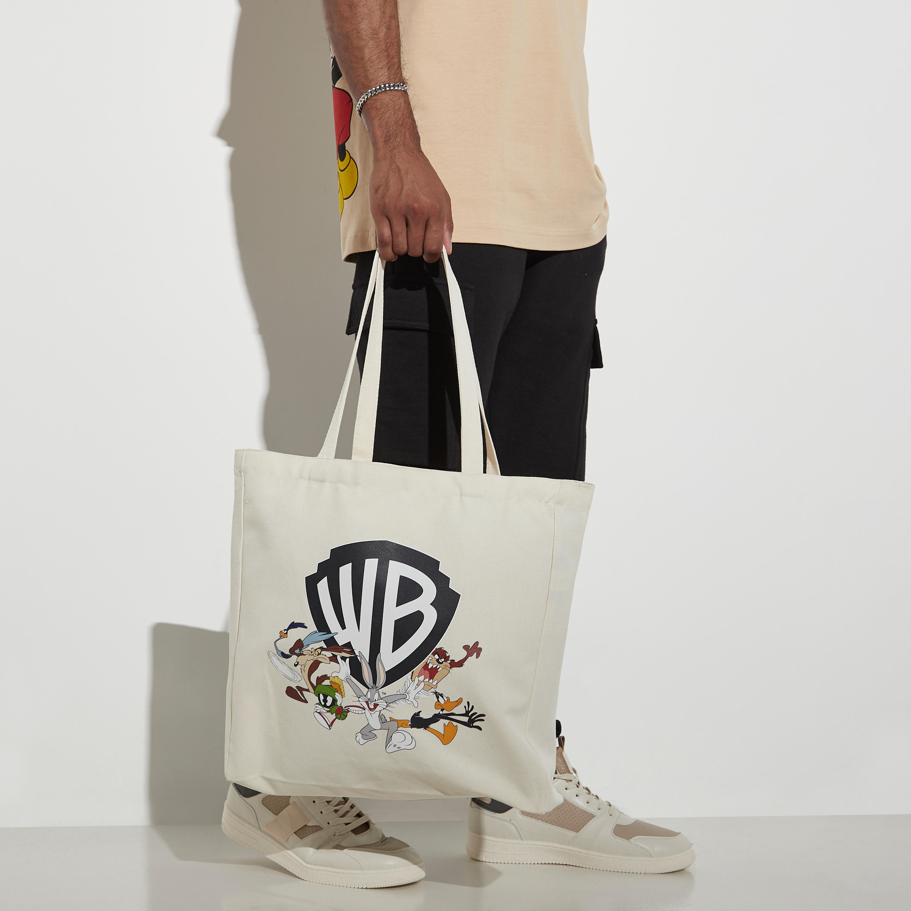 شنطة تسوّق بطبعات لوني تيونز-men-bags-image-2
