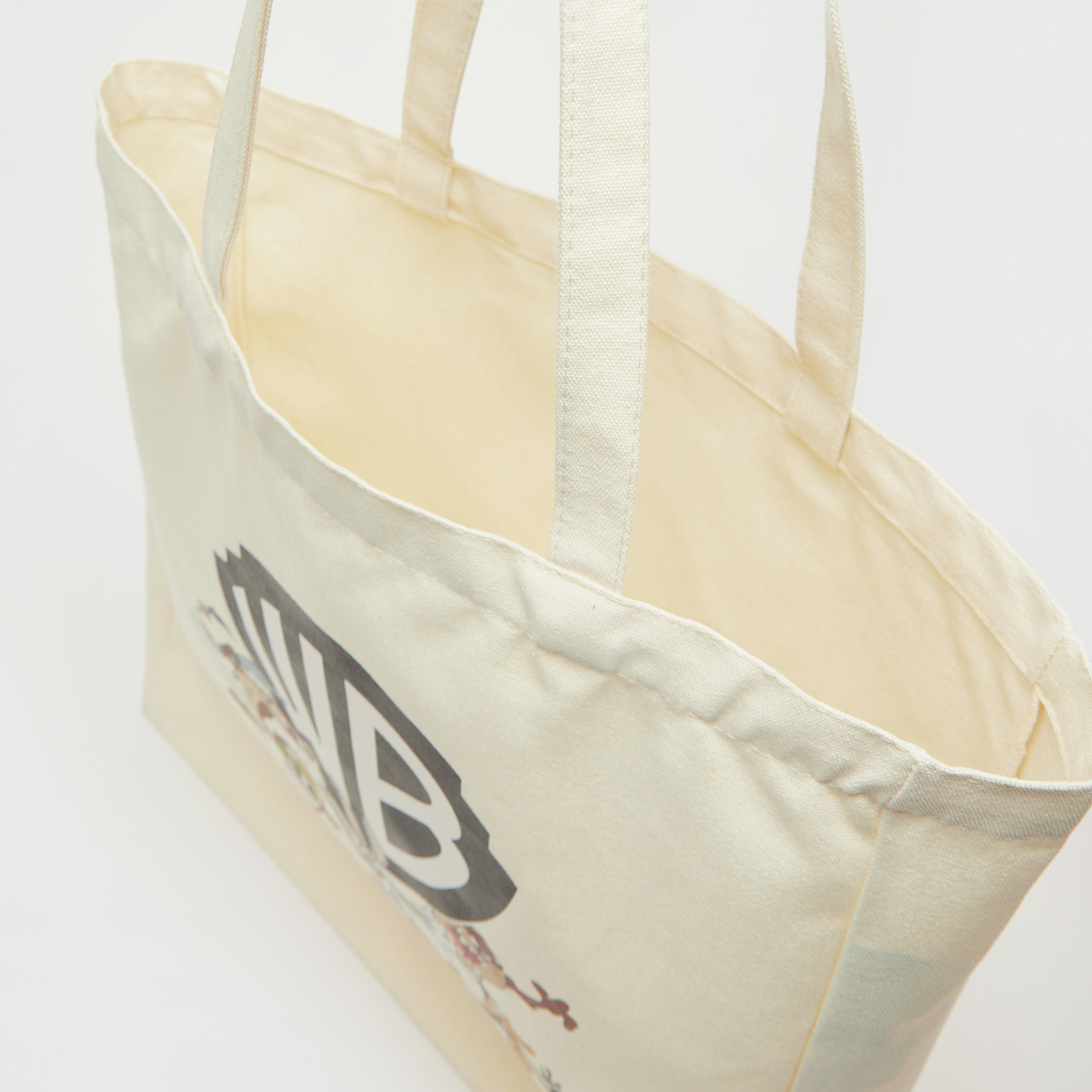 شنطة تسوّق بطبعات لوني تيونز-men-bags-image-5