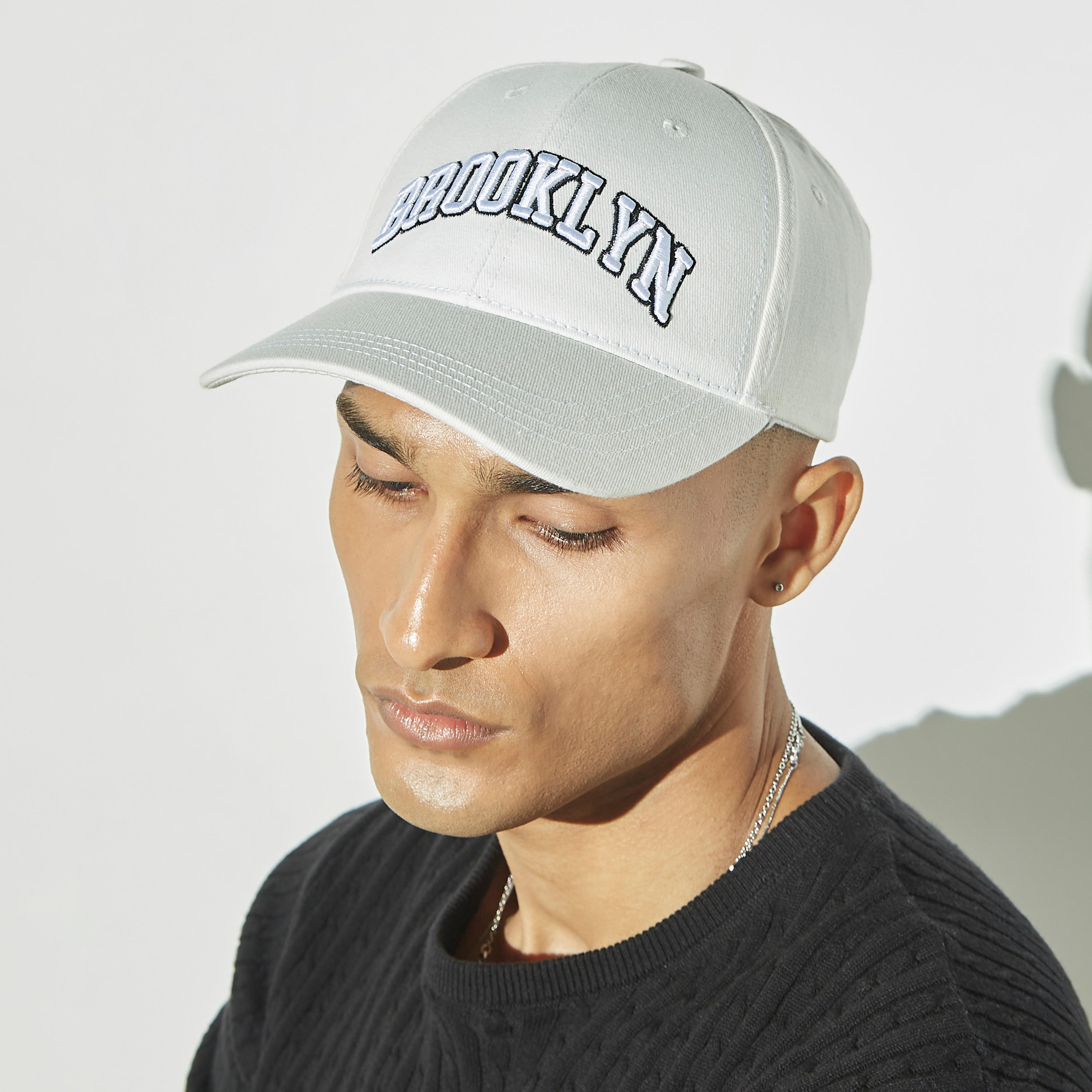 كاب مطرّز بحزام بإبزيم إغلاق-men-caps-image-4