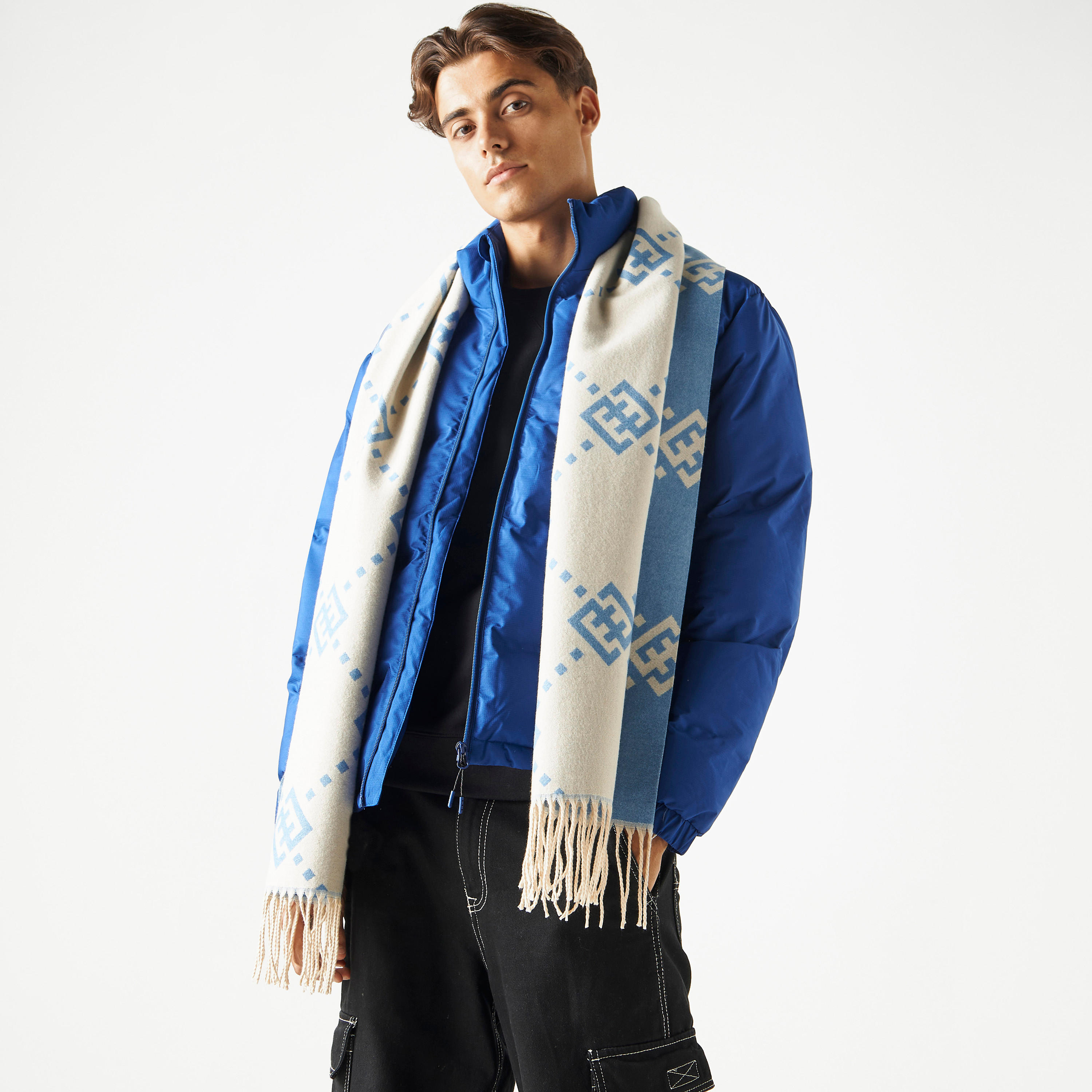 وشاح بشرّابات وطبعات هندسيّة-men-scarvesandgloves-image-2
