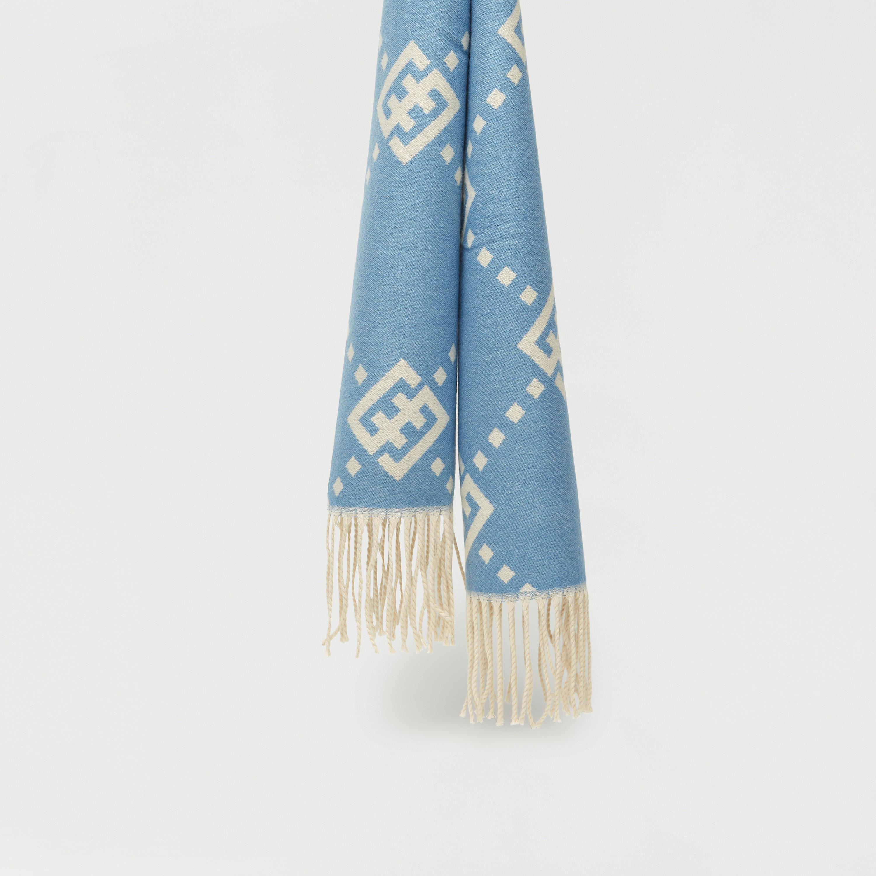 وشاح بشرّابات وطبعات هندسيّة-men-scarvesandgloves-image-3