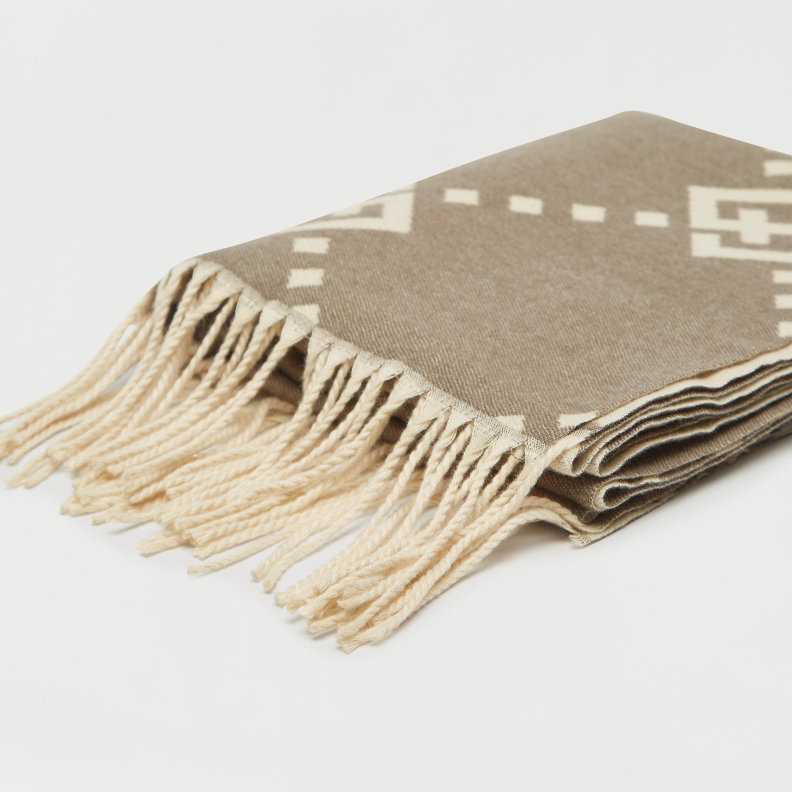 وشاح بارز الملمس بشراشيب وتصميم هندسي-men-scarvesandgloves-image-1
