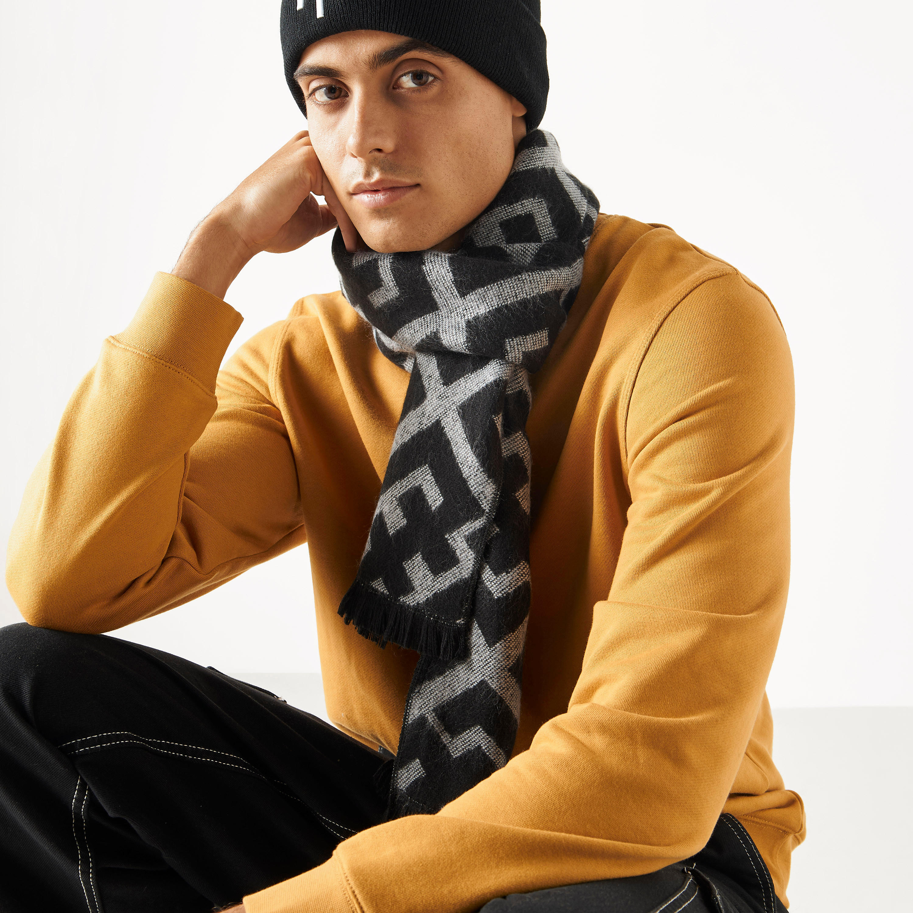 وشاح بارز الملمس بشراشيب وتصميم هندسي-men-scarvesandgloves-image-2
