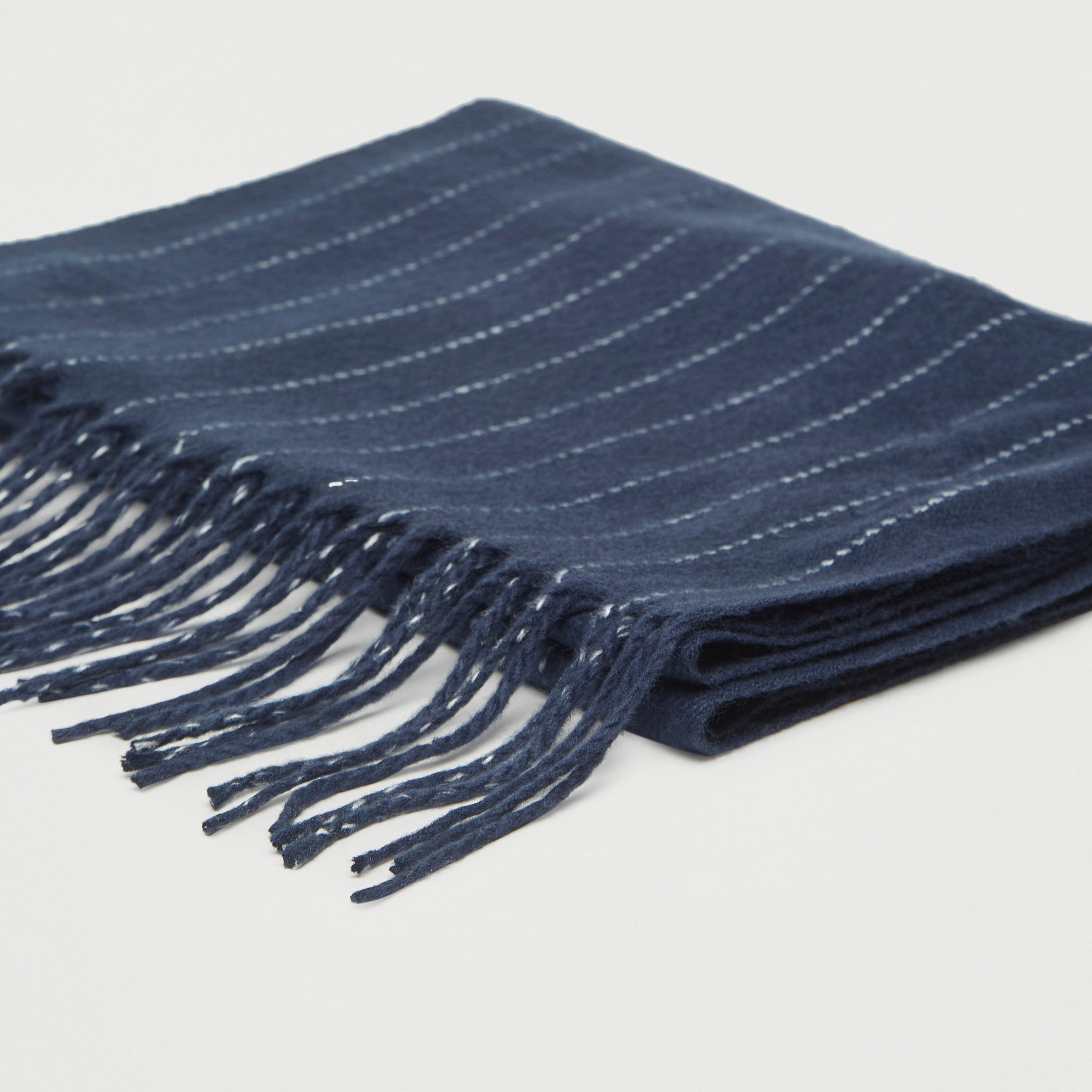 وشاح مخطّط مزيّن بشُرّابات-men-scarvesandgloves-image-3