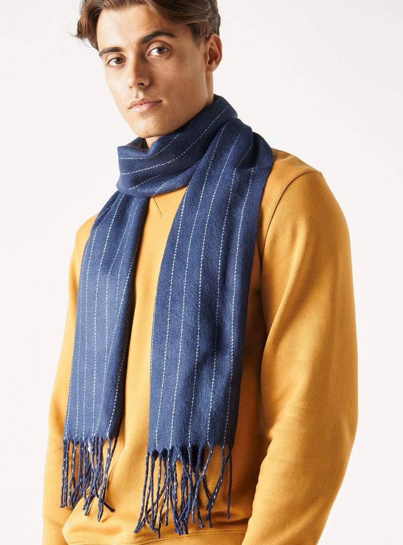 وشاح مخطّط مزيّن بشُرّابات-men-scarvesandgloves-image-2
