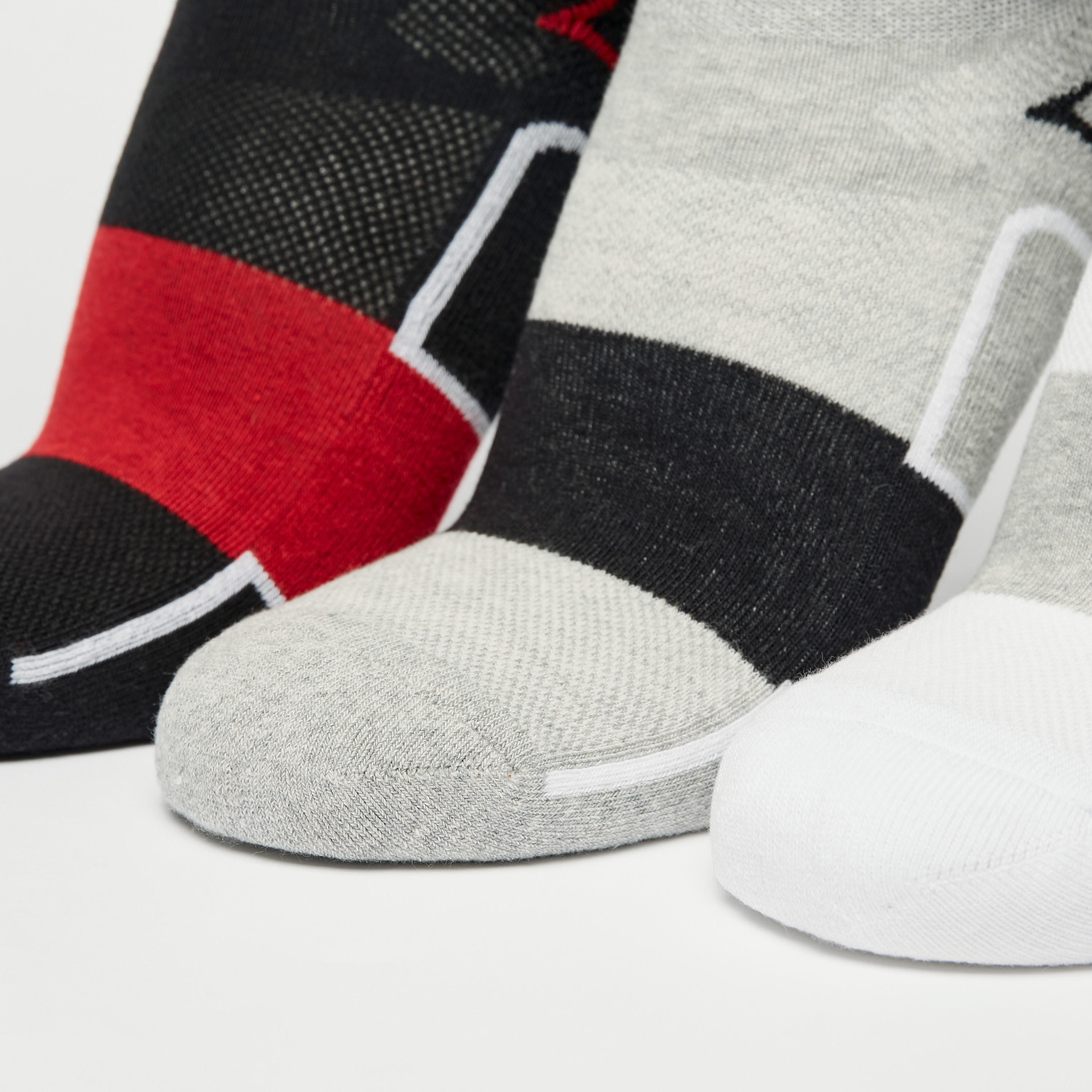 طقم جوارب 3 أزواج طول الكاحل بقوالب ملونة-men-socks-image-3