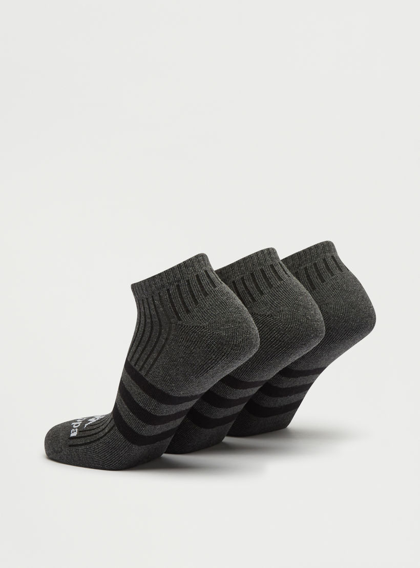 جوارب بطول الكاحل وطبعات شعار - طقم من 3 أزواج-men-socks-image-2