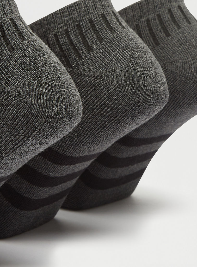 جوارب بطول الكاحل وطبعات شعار - طقم من 3 أزواج-men-socks-image-4