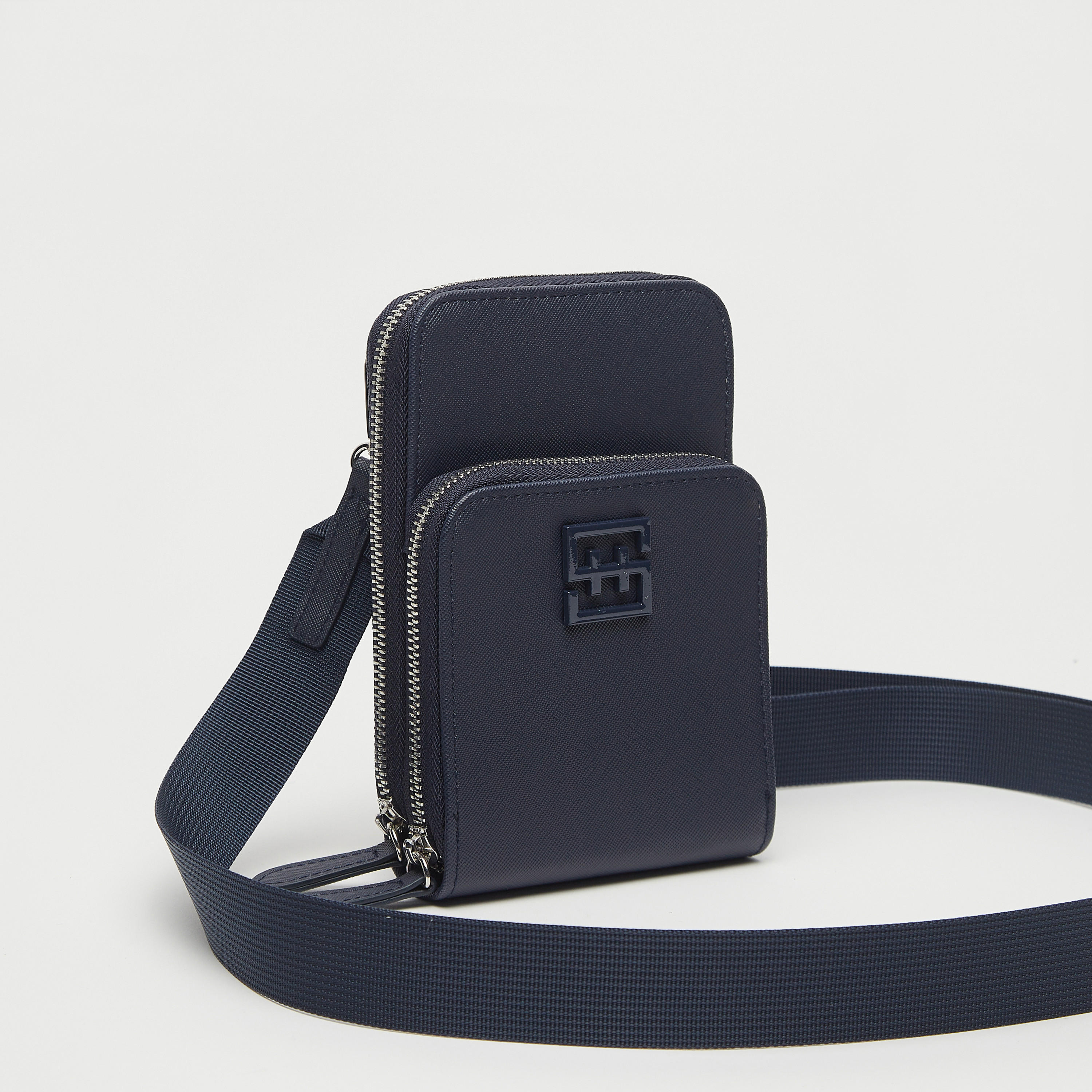 شنطة كروس بتفاصيل شعار بسحاب للإغلاق-men-bags-image-1
