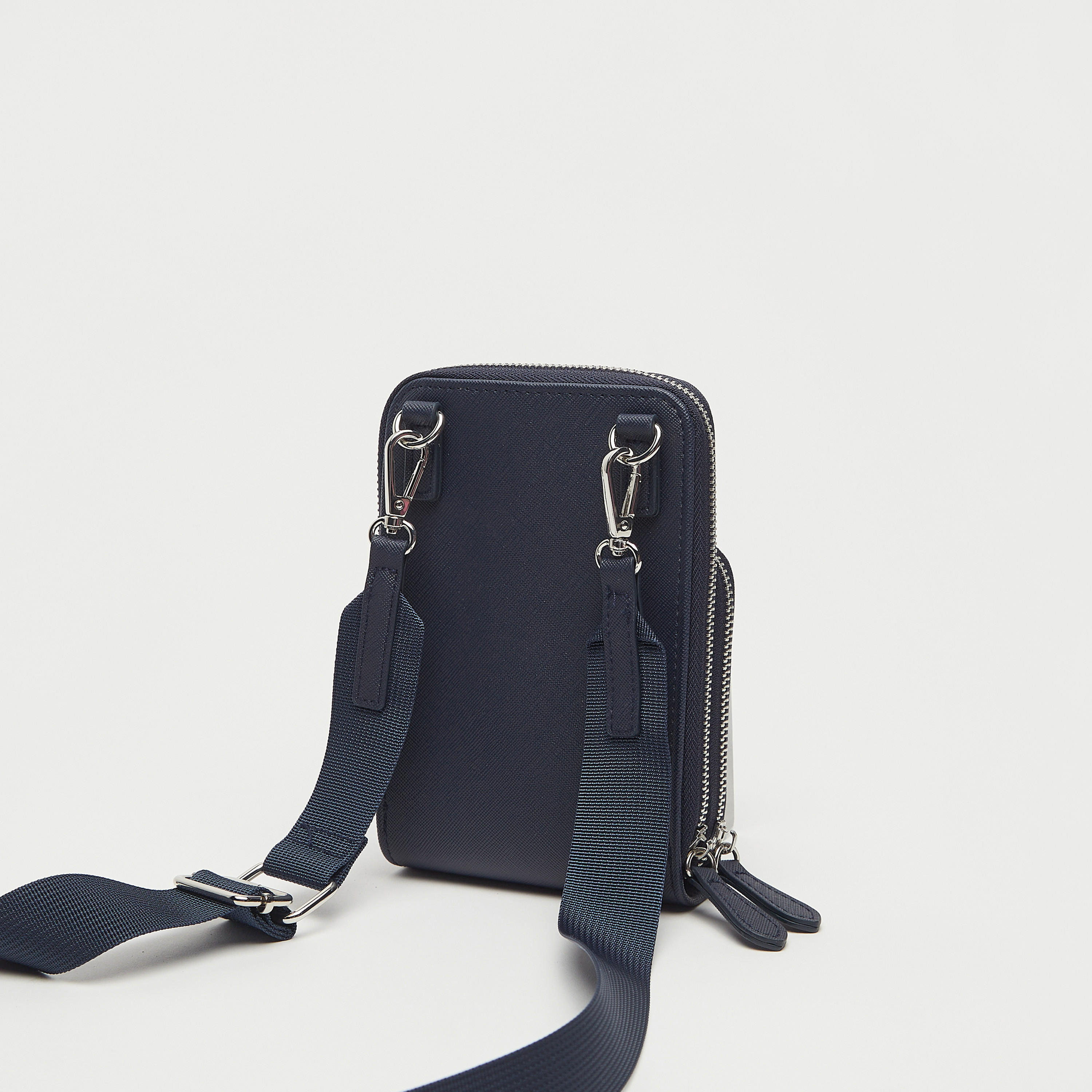 شنطة كروس بتفاصيل شعار بسحاب للإغلاق-men-bags-image-2