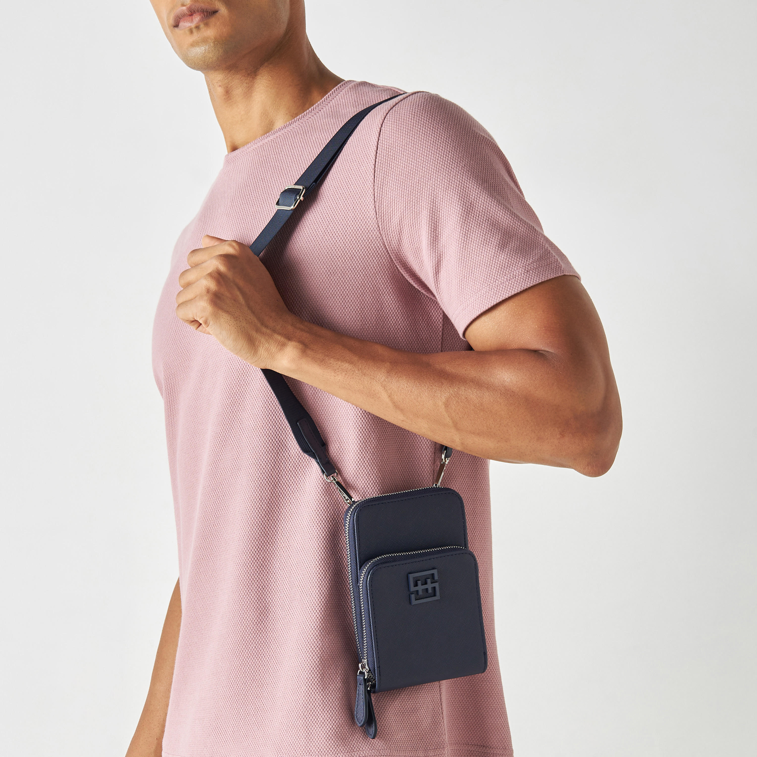 شنطة كروس بتفاصيل شعار بسحاب للإغلاق-men-bags-image-3
