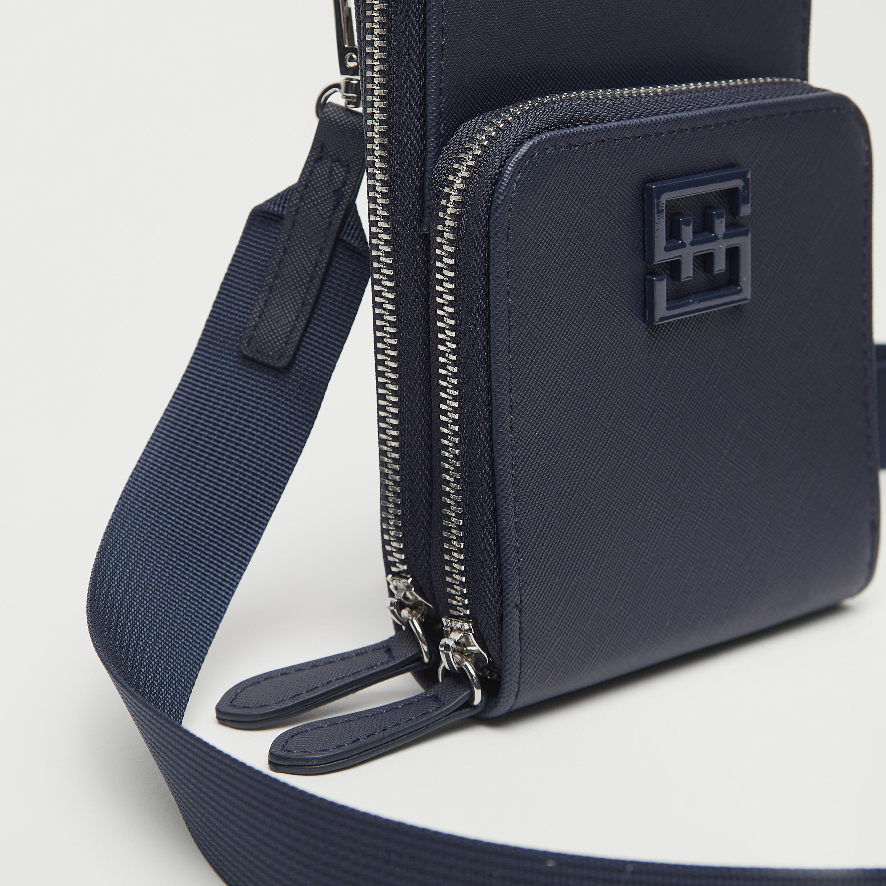 شنطة كروس بتفاصيل شعار بسحاب للإغلاق-men-bags-image-4