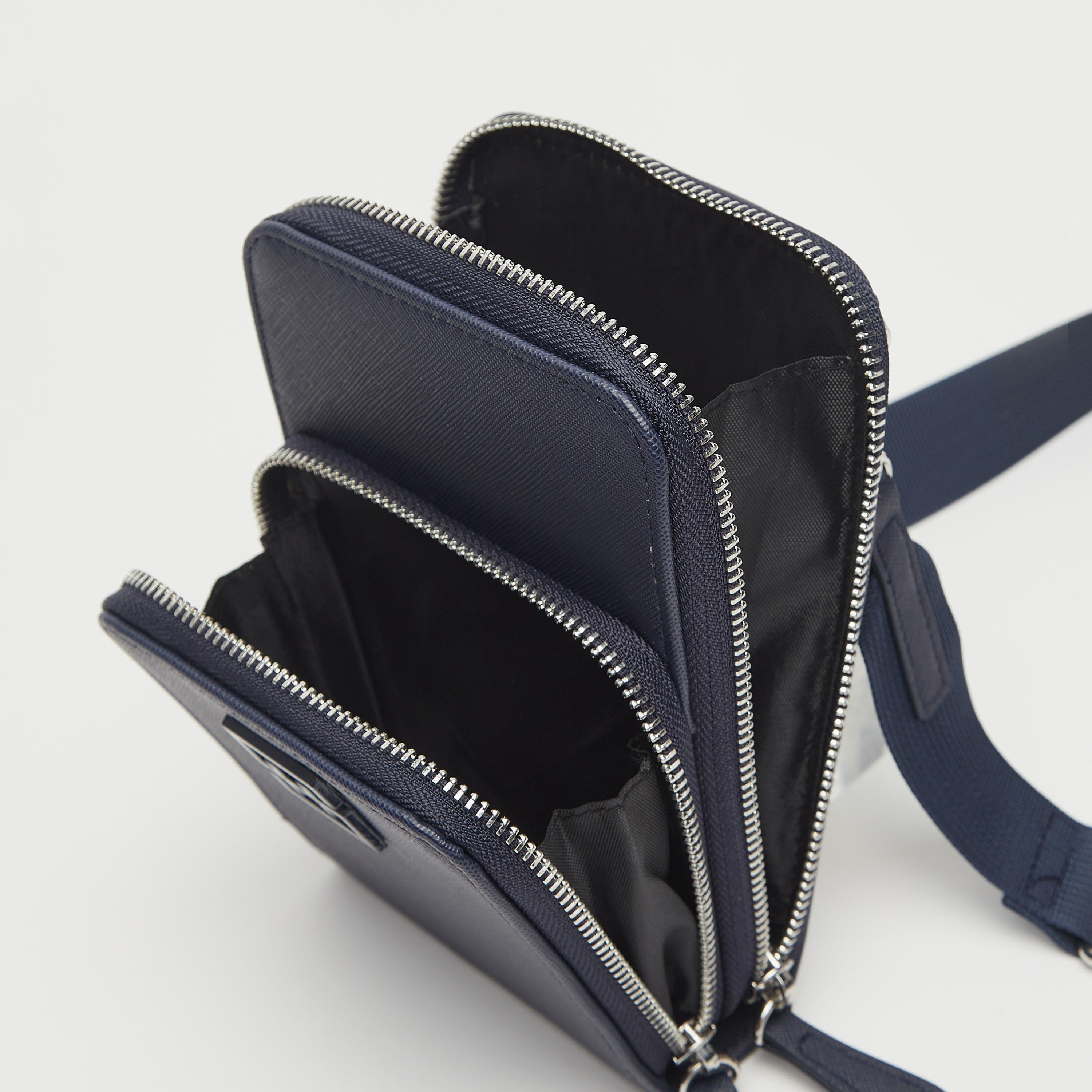 شنطة كروس بتفاصيل شعار بسحاب للإغلاق-men-bags-image-5