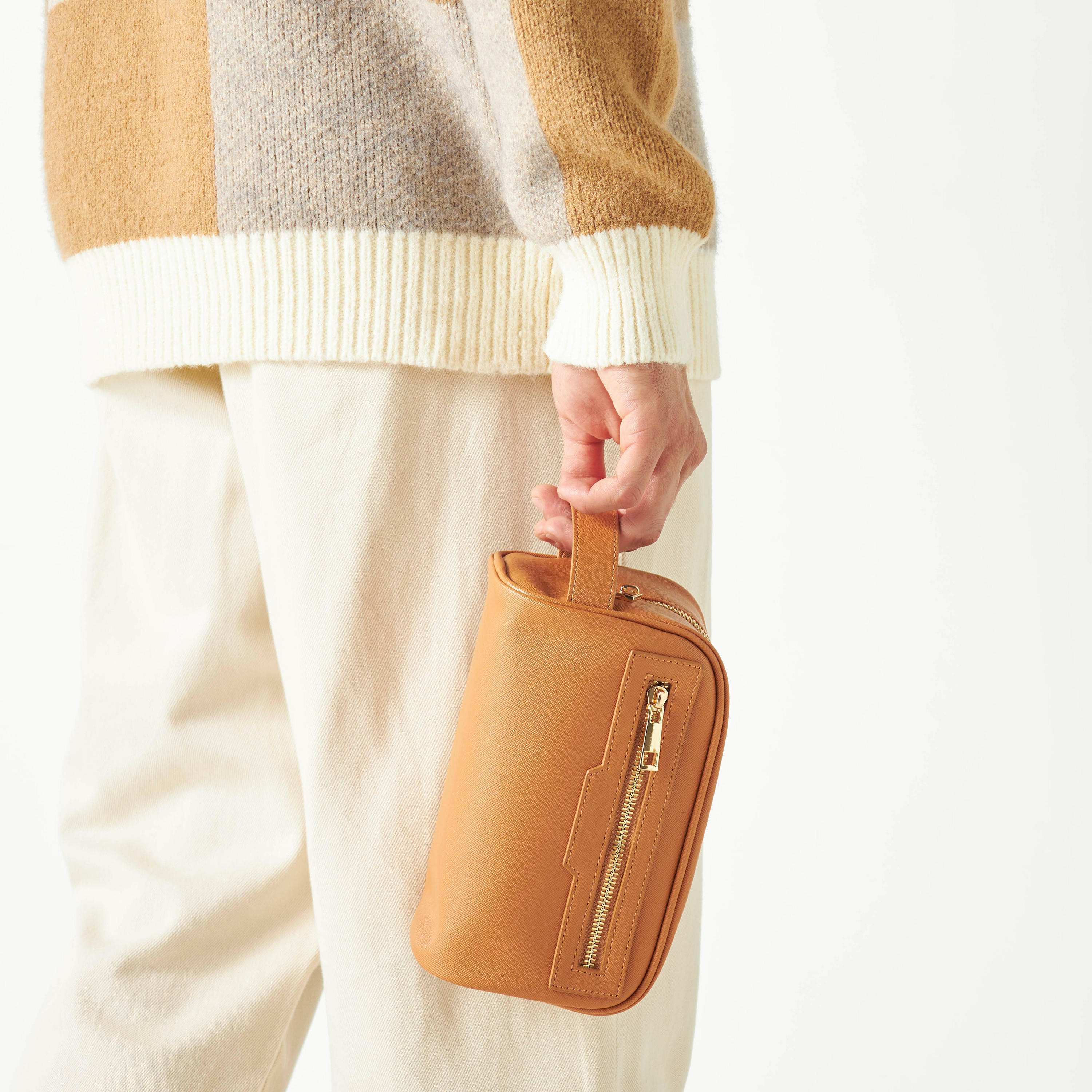 شنطة صغيرة سادة بسحّاب إغلاق-men-bags-image-5