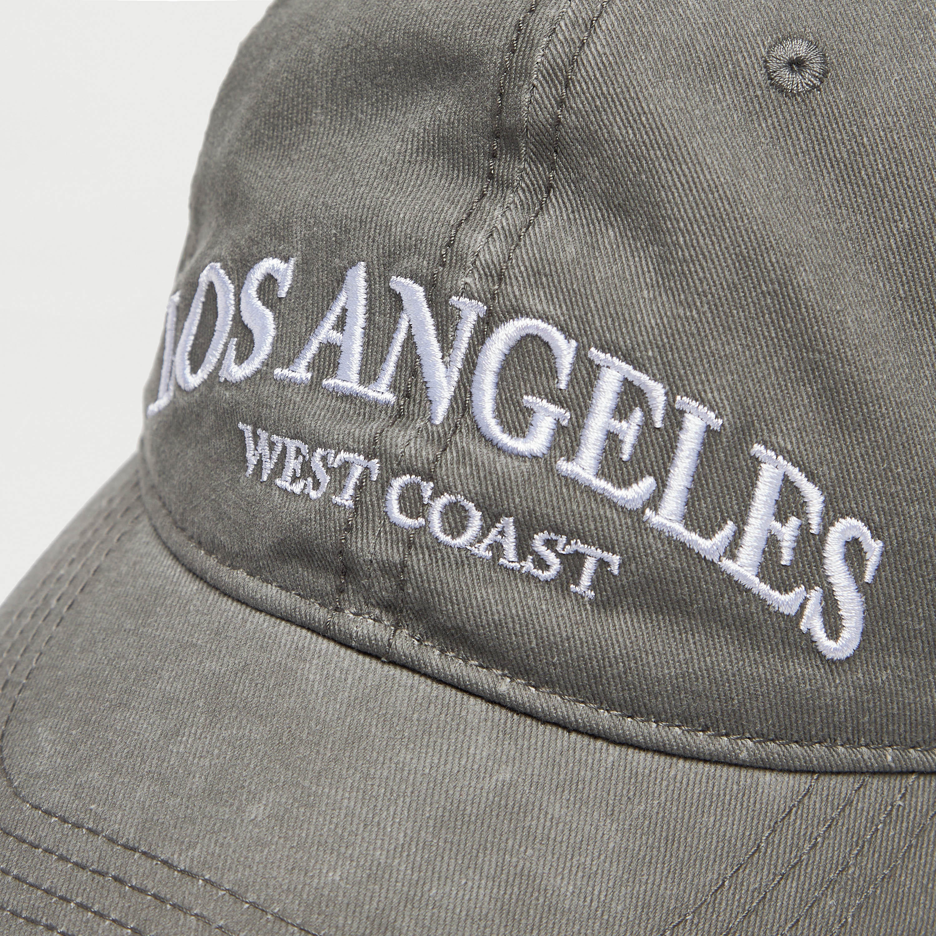 كاب مطرّز بإبزيم إغلاق-men-caps-image-3