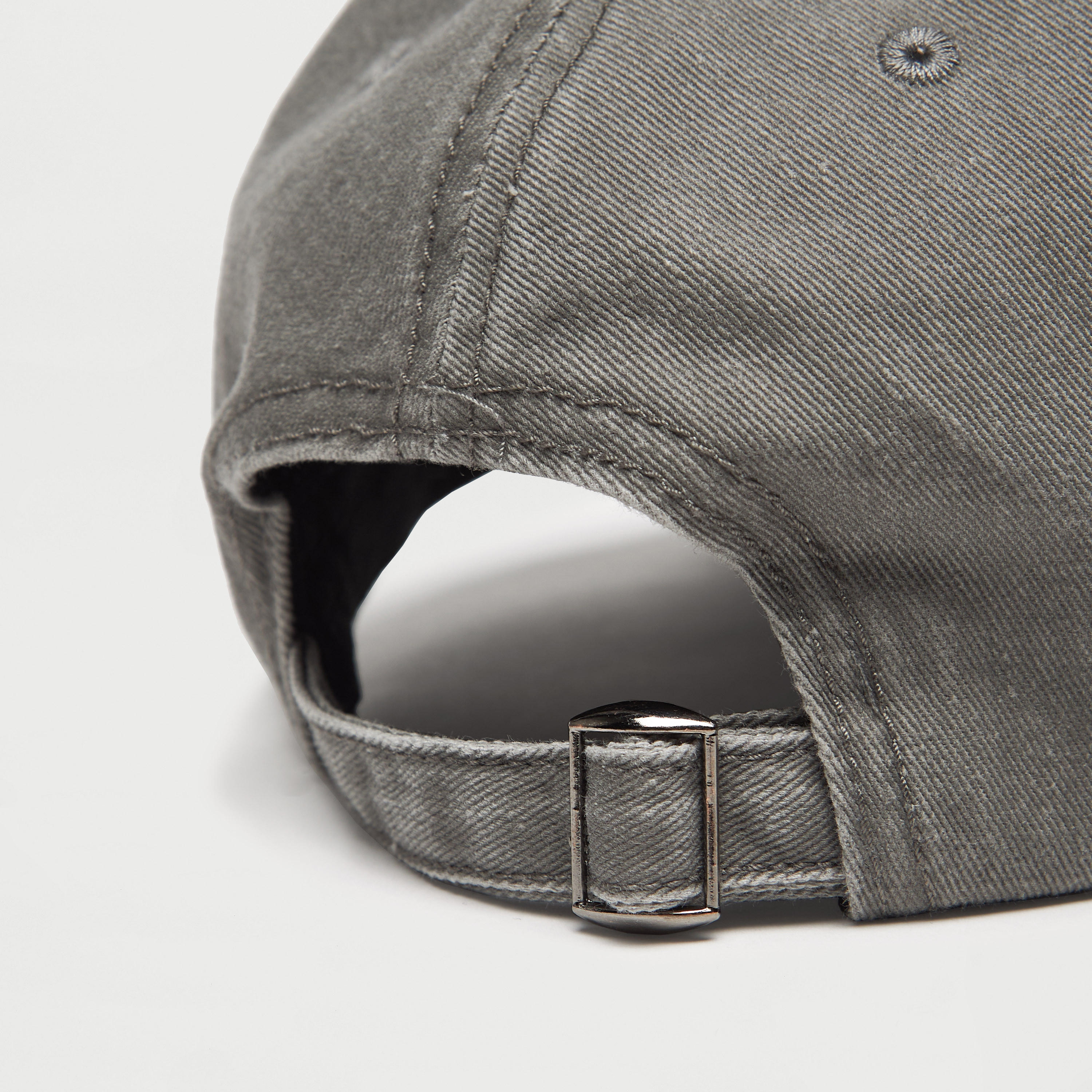 كاب مطرّز بإبزيم إغلاق-men-caps-image-5