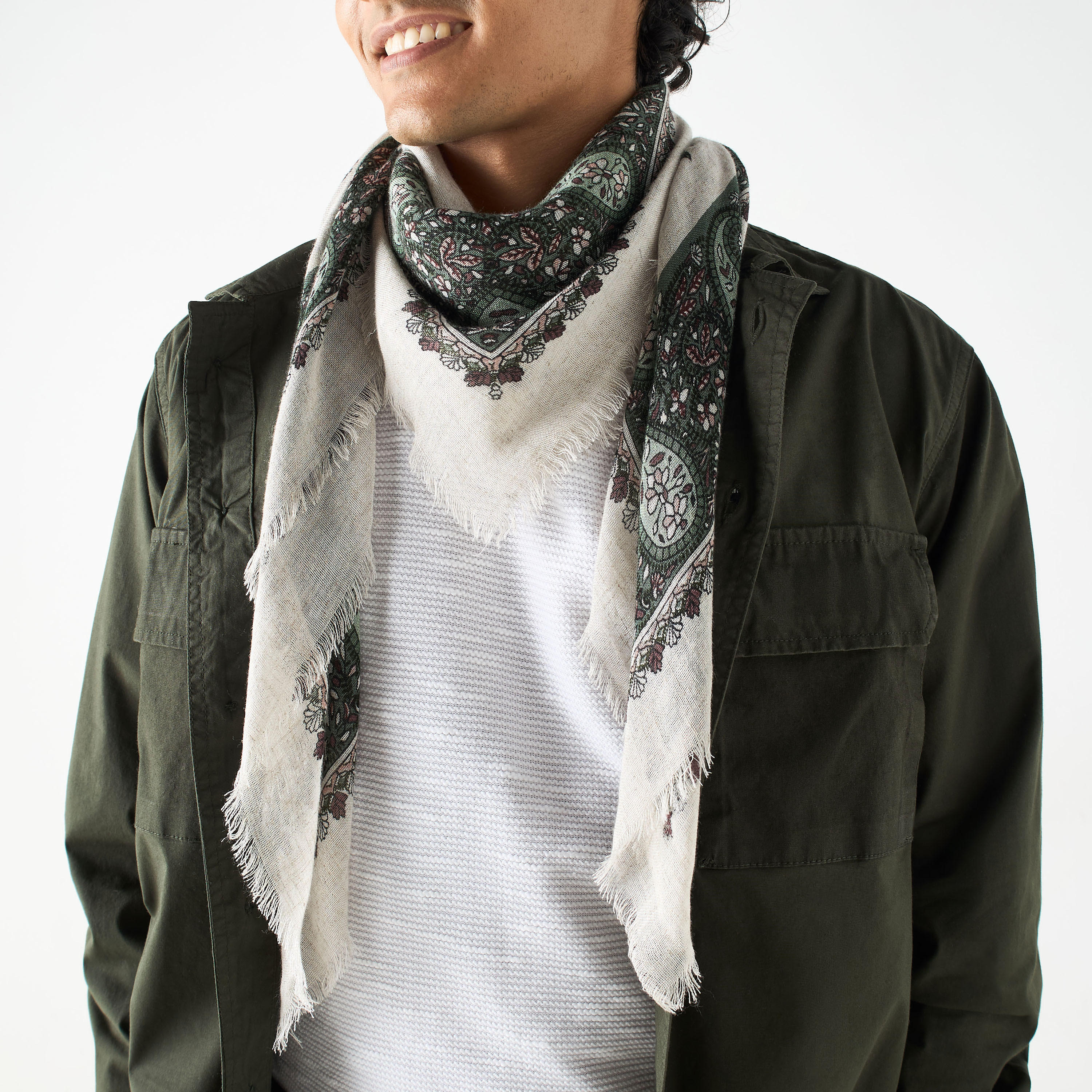 وشاح بطبعات وتفاصيل شراشيب-men-scarvesandgloves-image-2